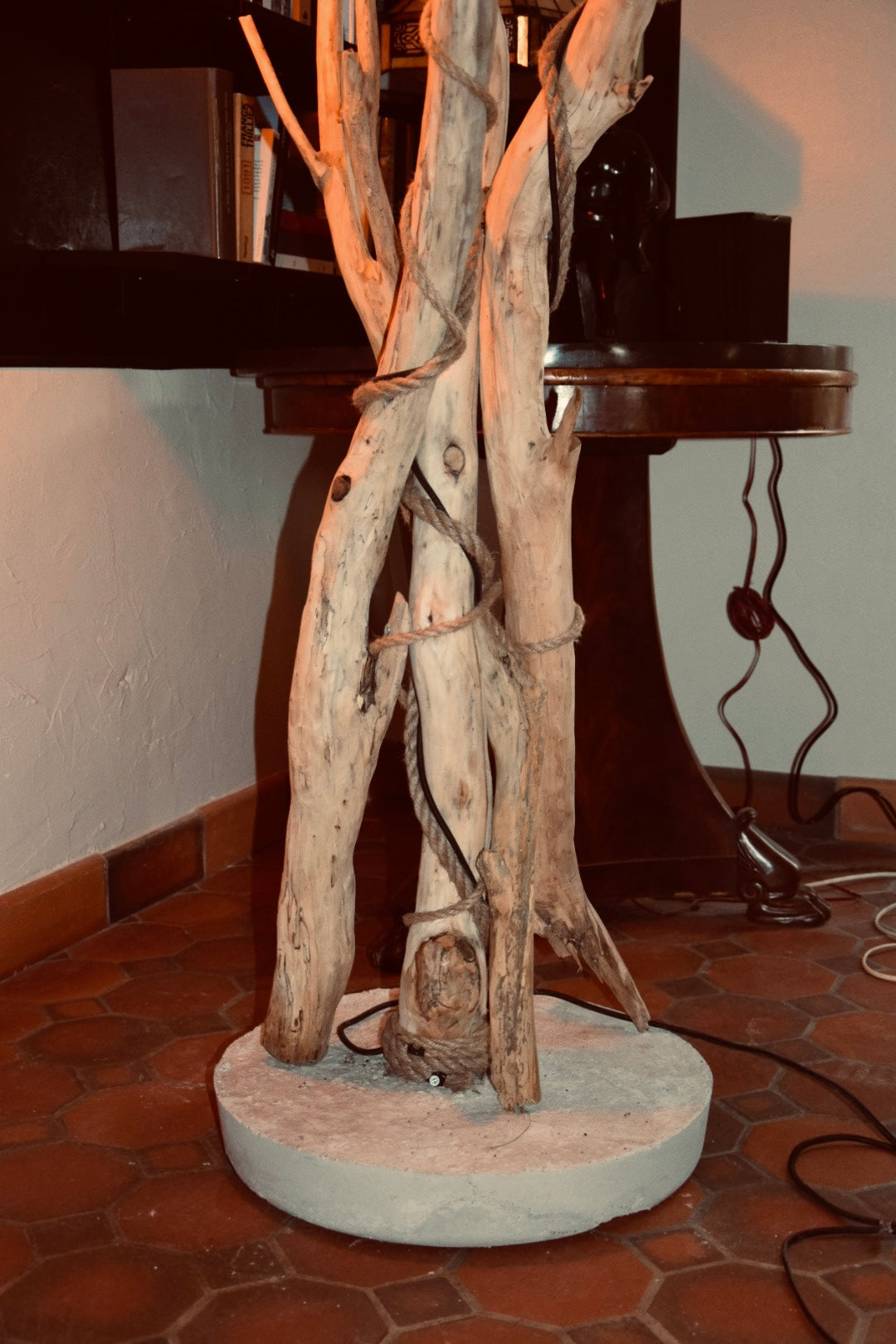 Lampadaire en bois – Lampe sur pied artisanale – Luminaire naturel design