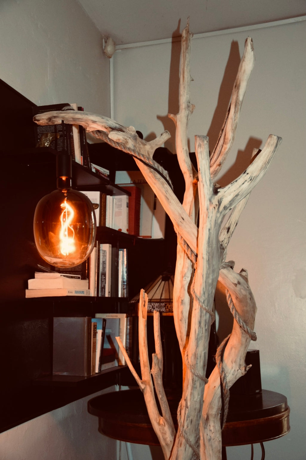 Lampadaire en bois – Lampe sur pied artisanale – Luminaire naturel design