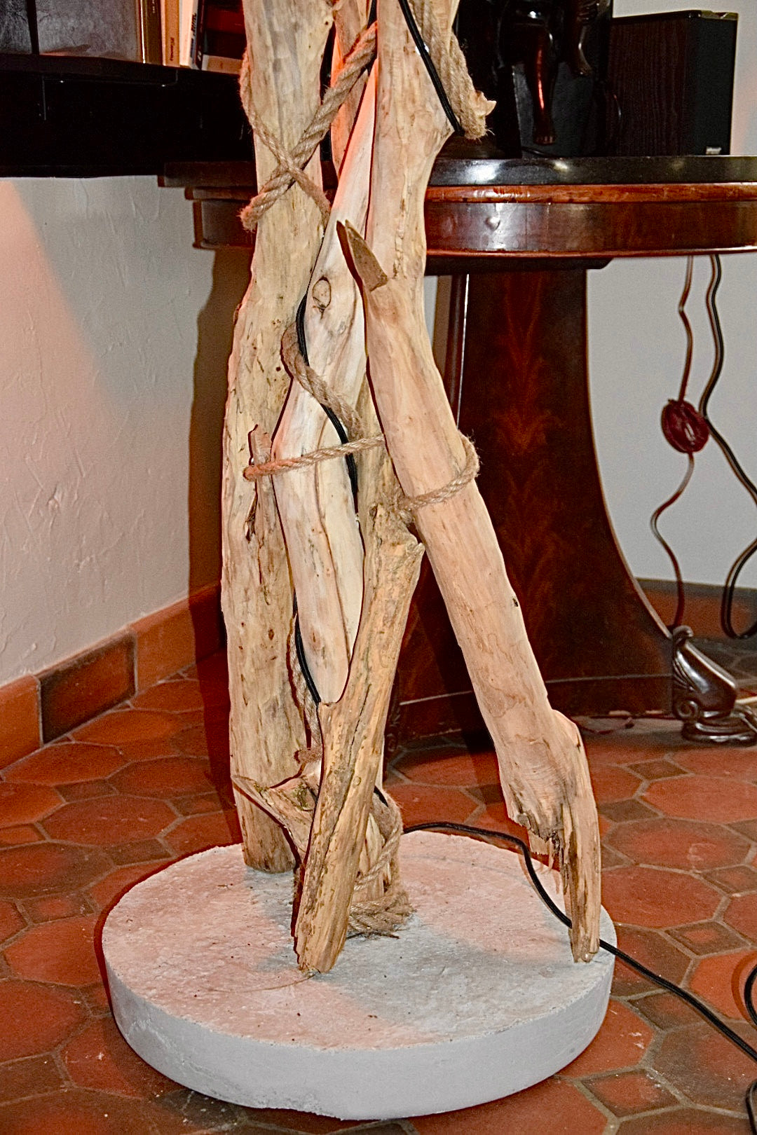 Lampadaire en bois – Lampe sur pied artisanale – Luminaire naturel design