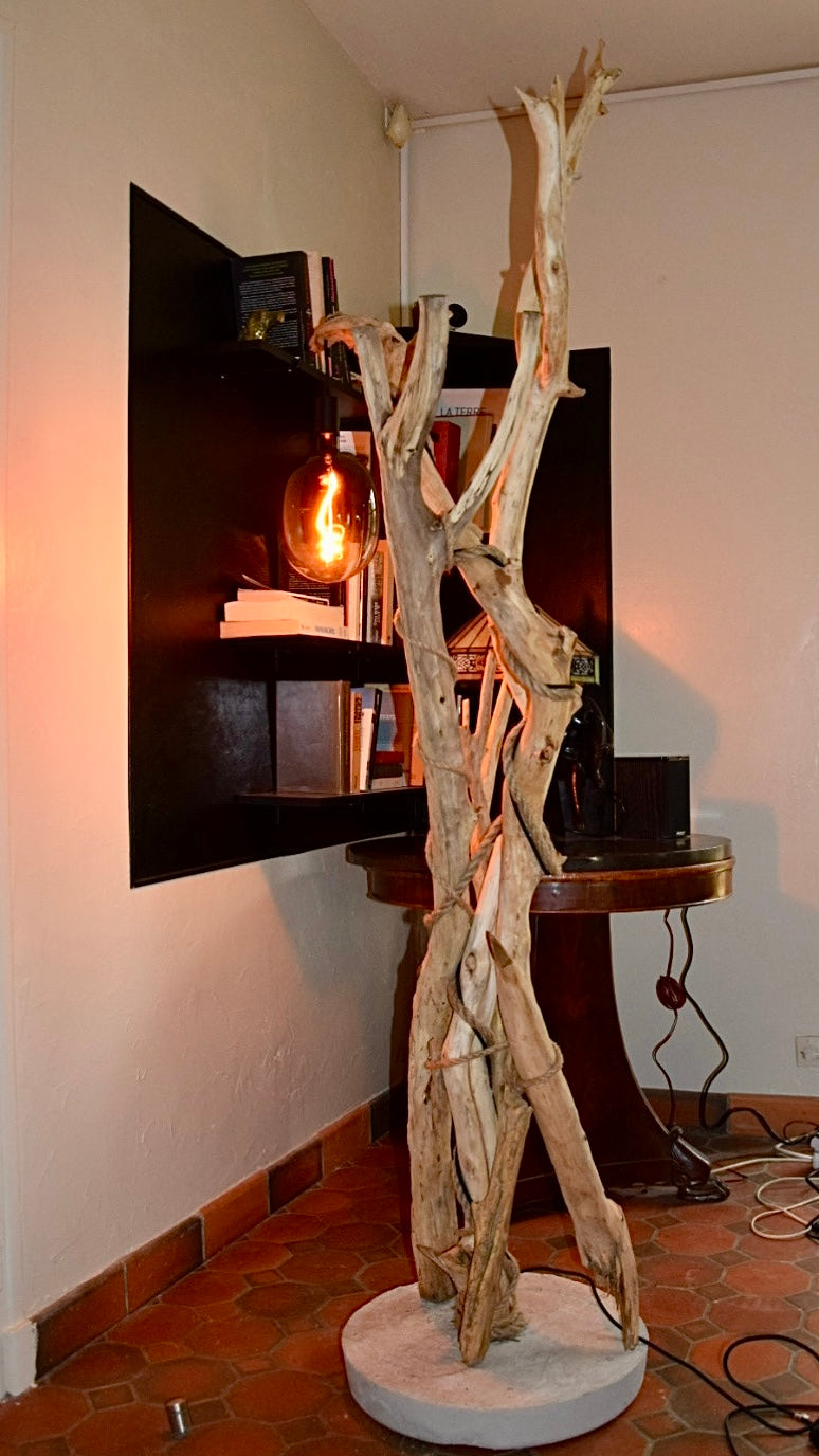 Lampadaire en bois – Lampe sur pied artisanale – Luminaire naturel design