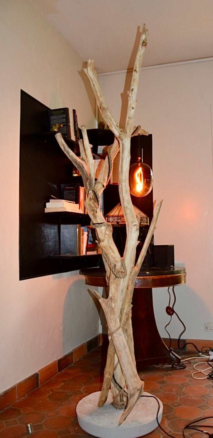 Lampadaire en bois – Lampe sur pied artisanale – Luminaire naturel design