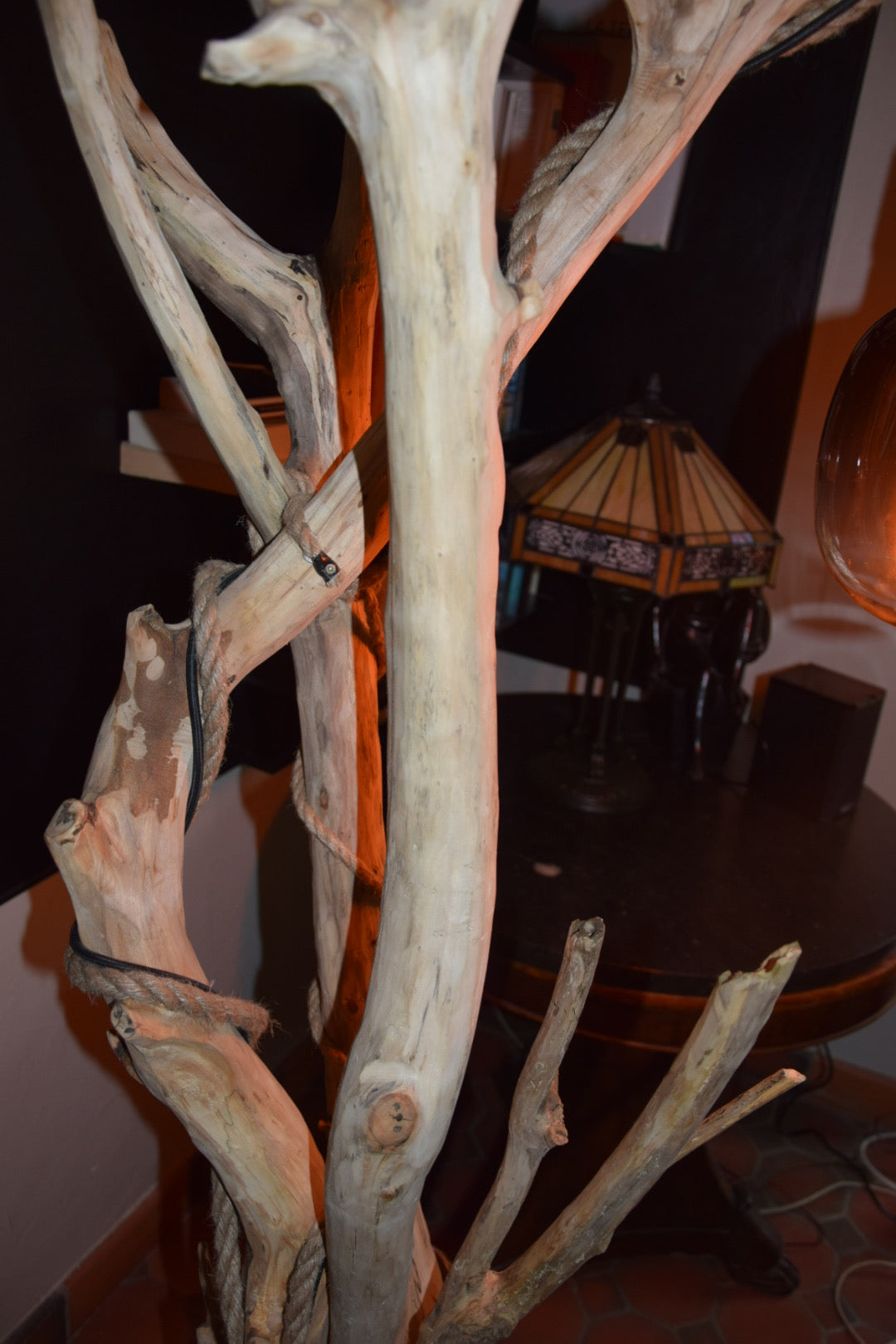 Lampadaire en bois – Lampe sur pied artisanale – Luminaire naturel design