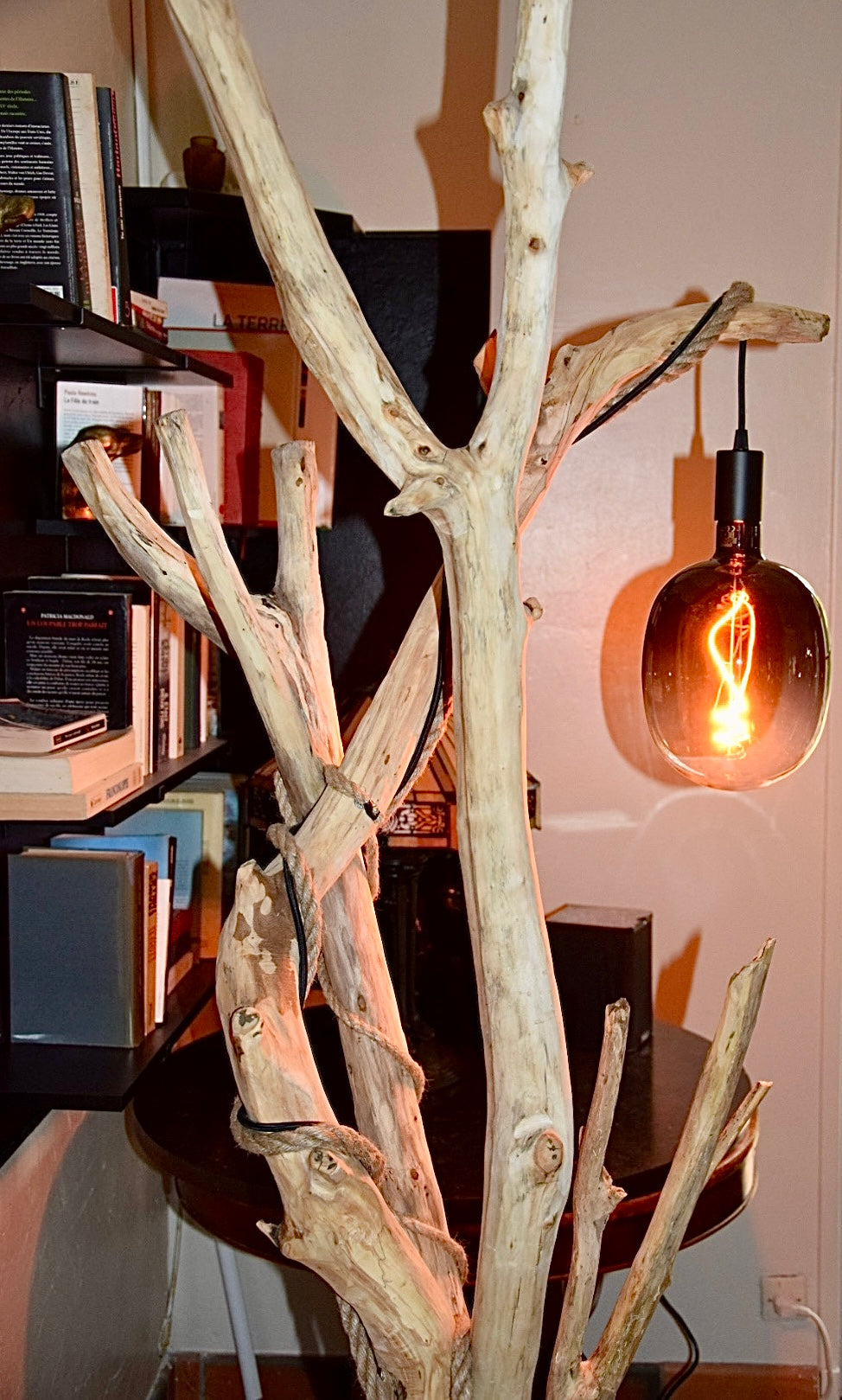 Lampadaire en bois – Lampe sur pied artisanale – Luminaire naturel design