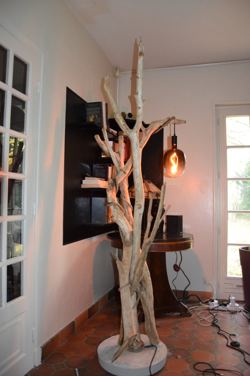 Lampadaire en bois – Lampe sur pied artisanale – Luminaire naturel design