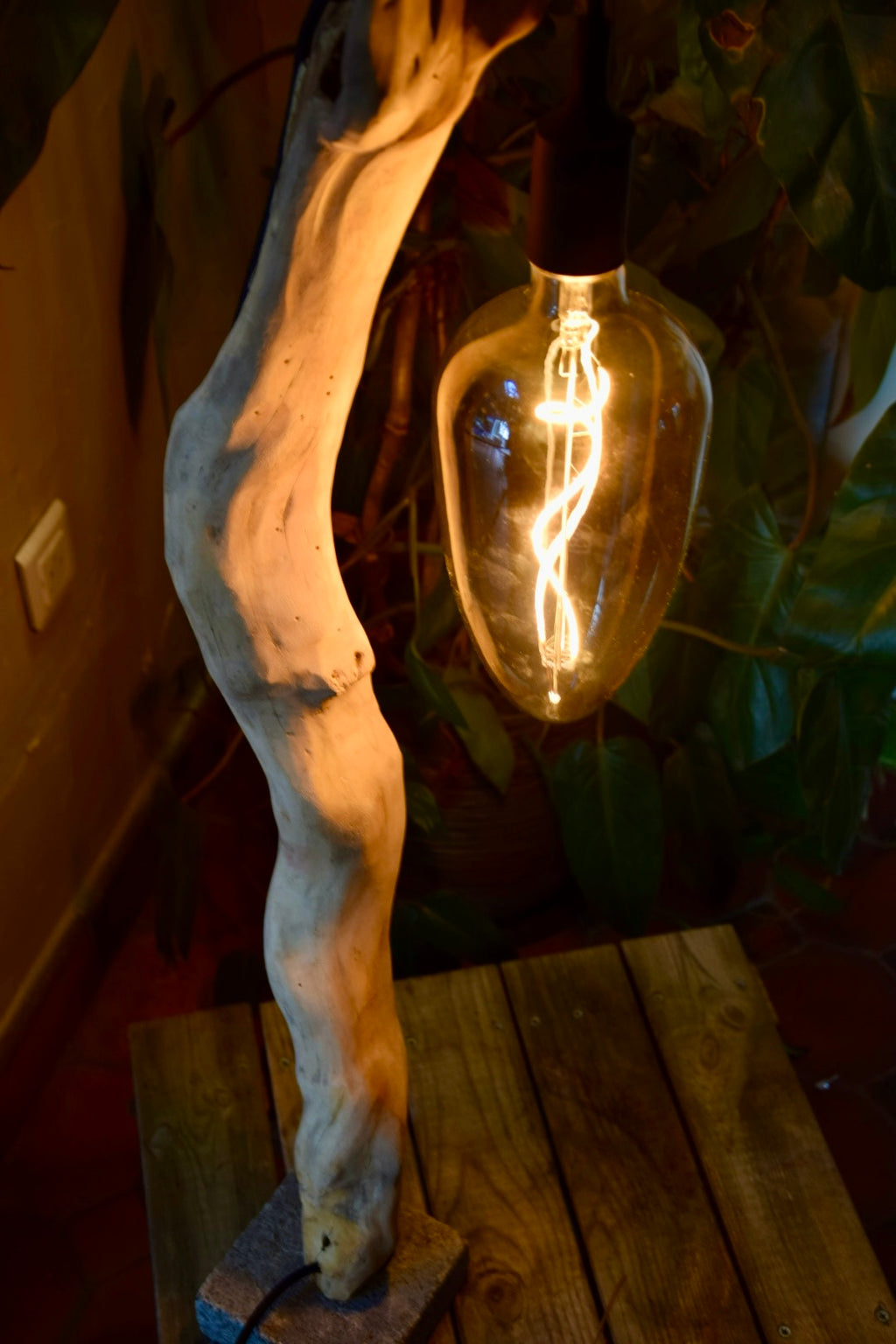 Lampe à poser en bois – Création artisanale en bois naturel – Lampe design rustique chic