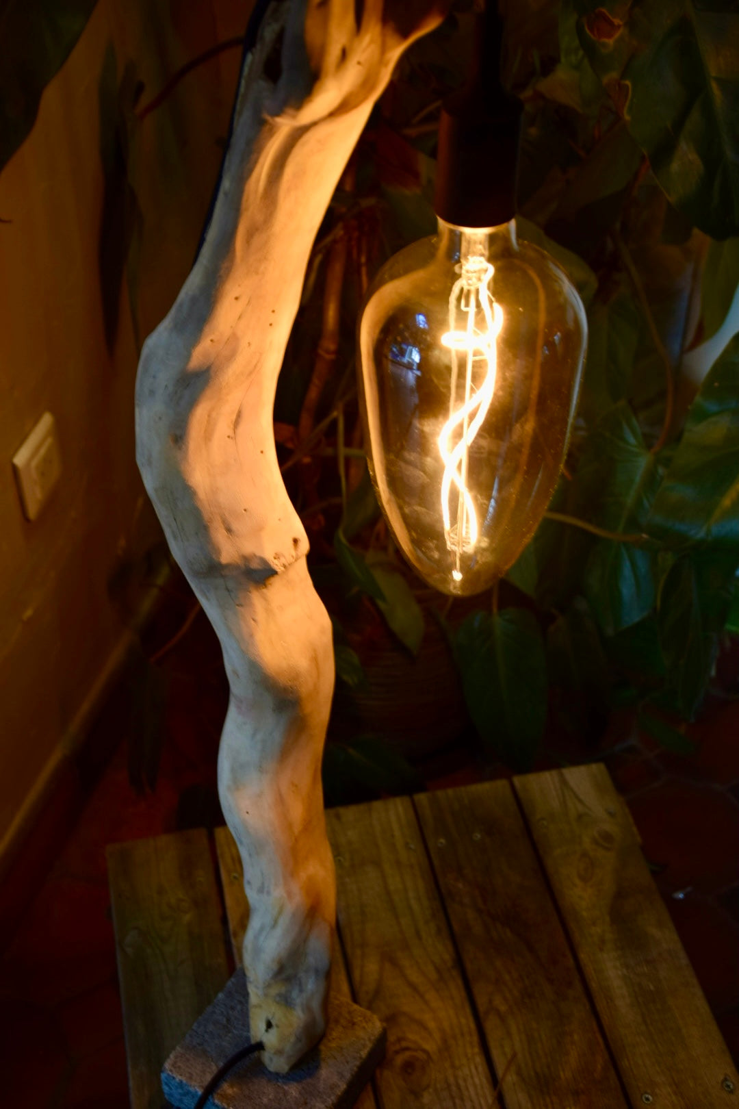 Lampe à poser en bois – Création artisanale en bois naturel – Lampe design rustique chic