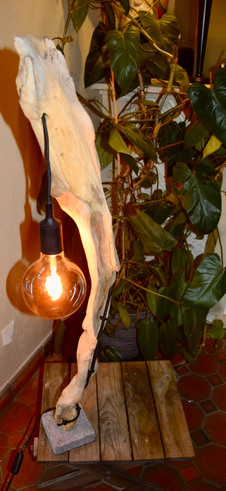 Lampe à poser en bois – Création artisanale en bois naturel – Lampe design rustique chic