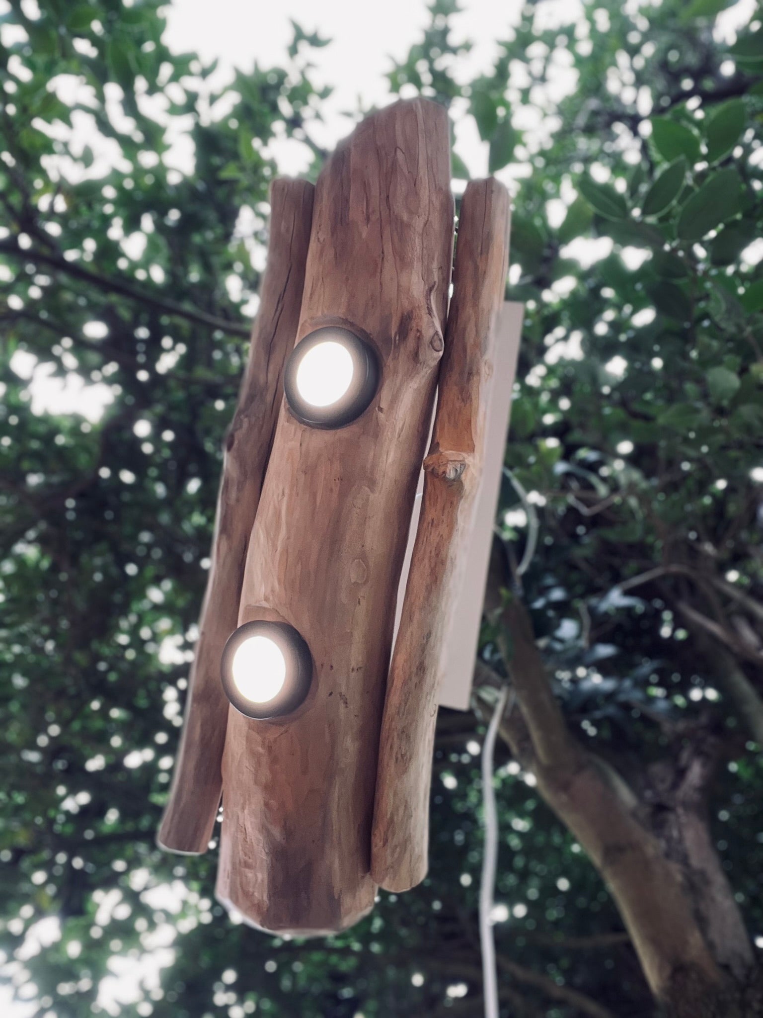 Suspension en bois artisanale – Luminaire design naturel – Suspension LED en bois massif, pièce unique