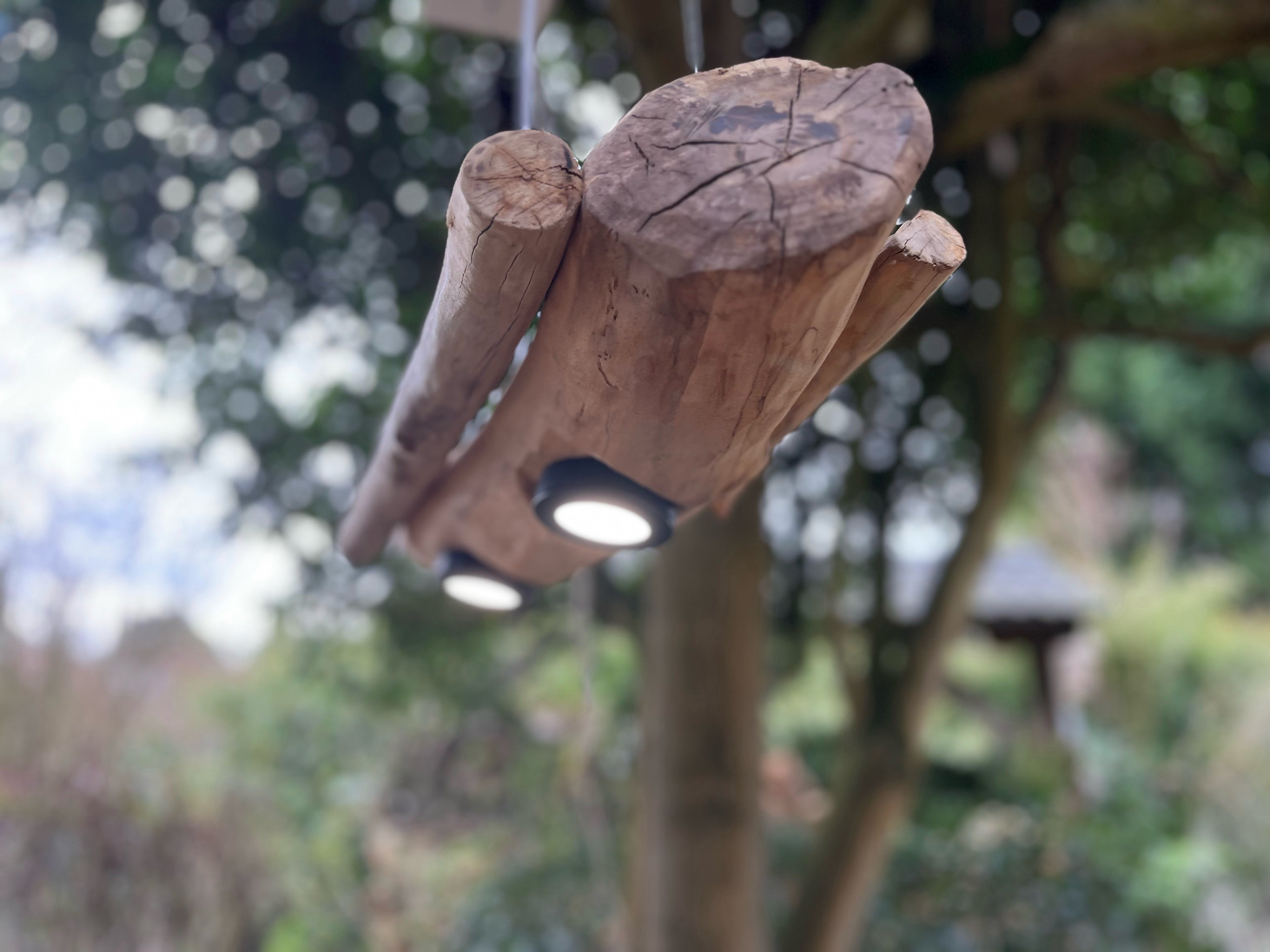Suspension en bois artisanale – Luminaire design naturel – Suspension LED en bois massif, pièce unique