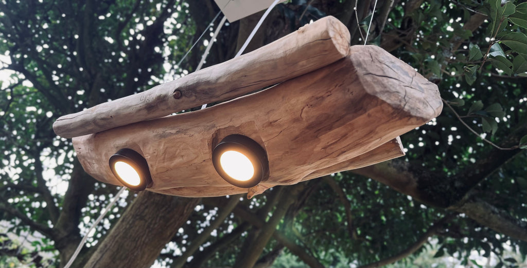 Suspension en bois artisanale – Luminaire design naturel – Suspension LED en bois massif, pièce unique