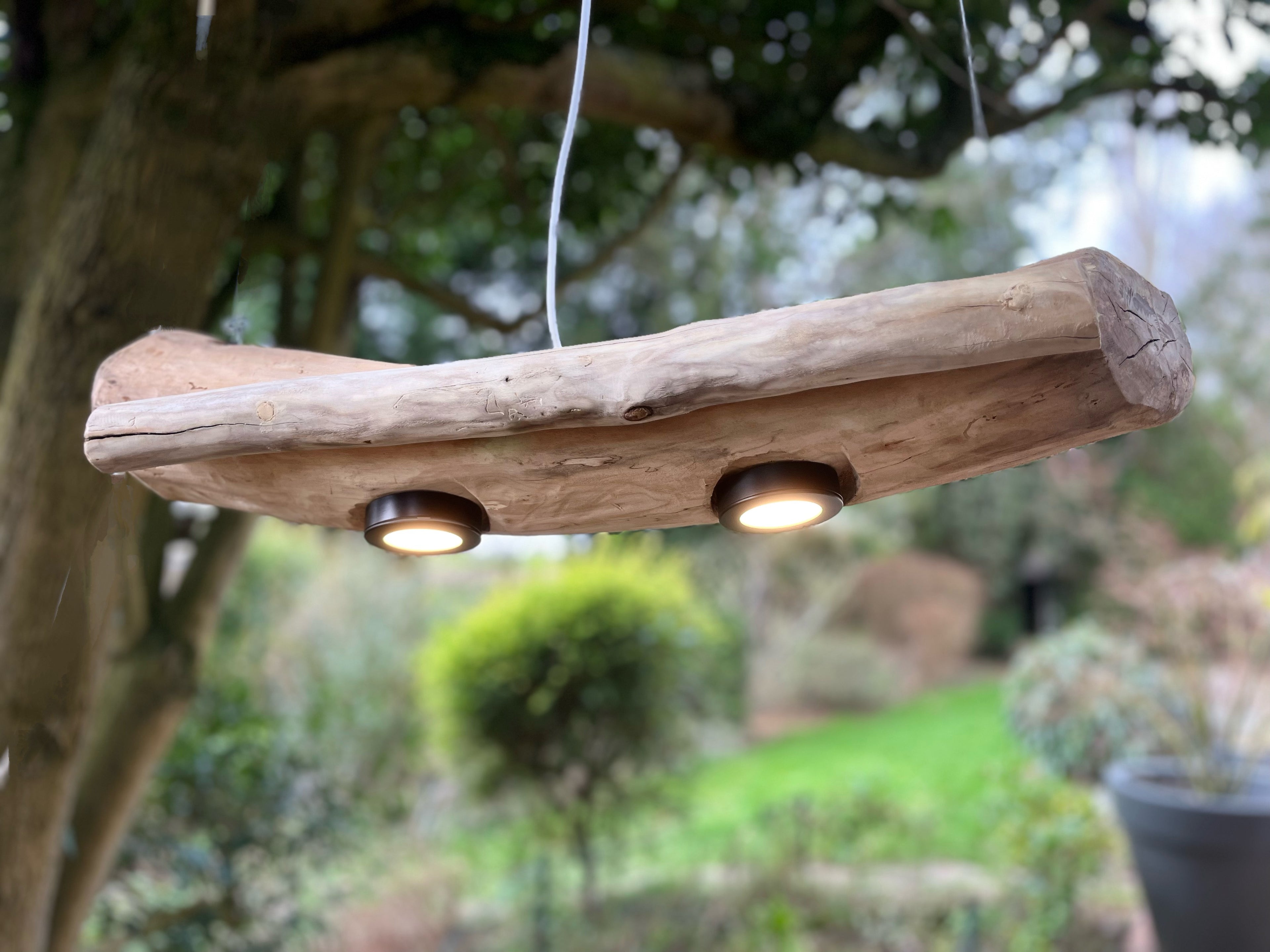 Suspension en bois artisanale – Luminaire design naturel – Suspension LED en bois massif, pièce unique