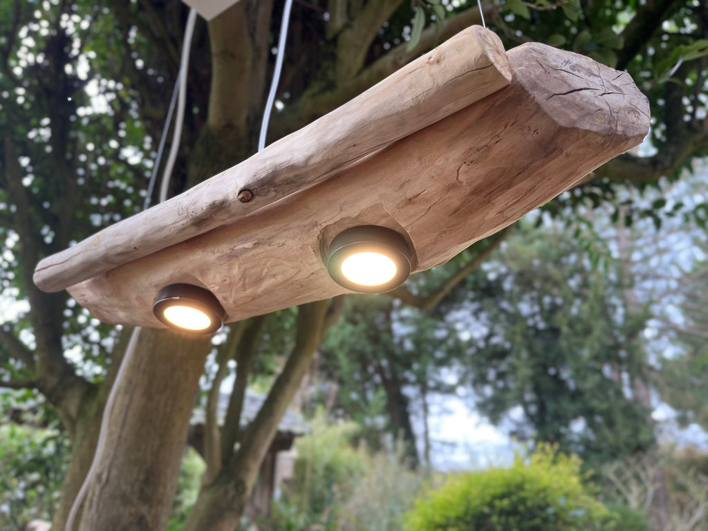 Suspension en bois artisanale – Luminaire design naturel – Suspension LED en bois massif, pièce unique