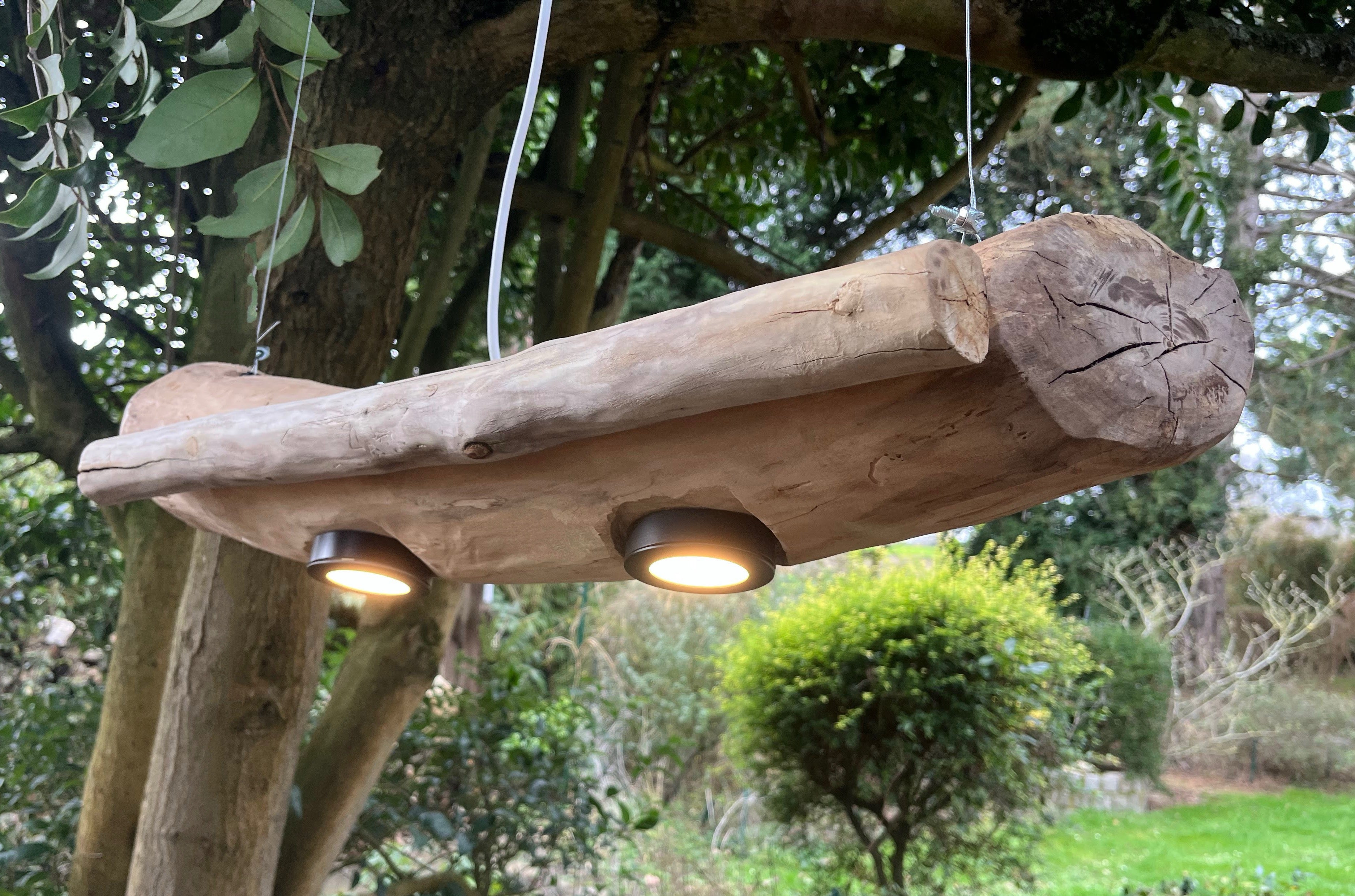 Suspension en bois artisanale – Luminaire design naturel – Suspension LED en bois massif, pièce unique