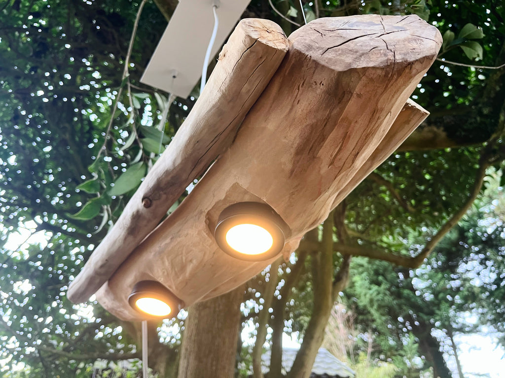 Suspension en bois artisanale – Luminaire design naturel – Suspension LED en bois massif, pièce unique