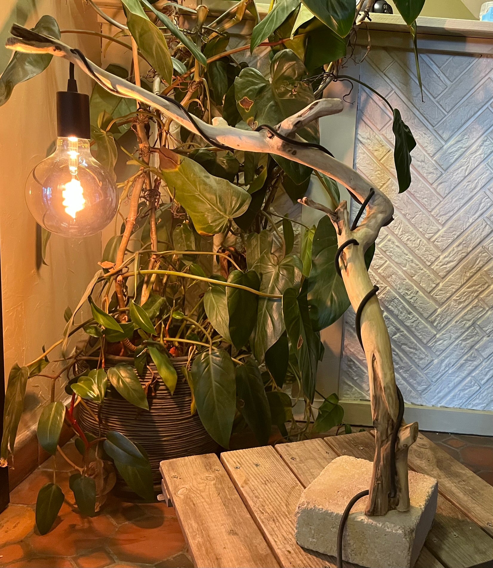 Lampe à poser en bois artisanale – Luminaire design naturel – Lampe décorative en bois sculpté, pièce unique