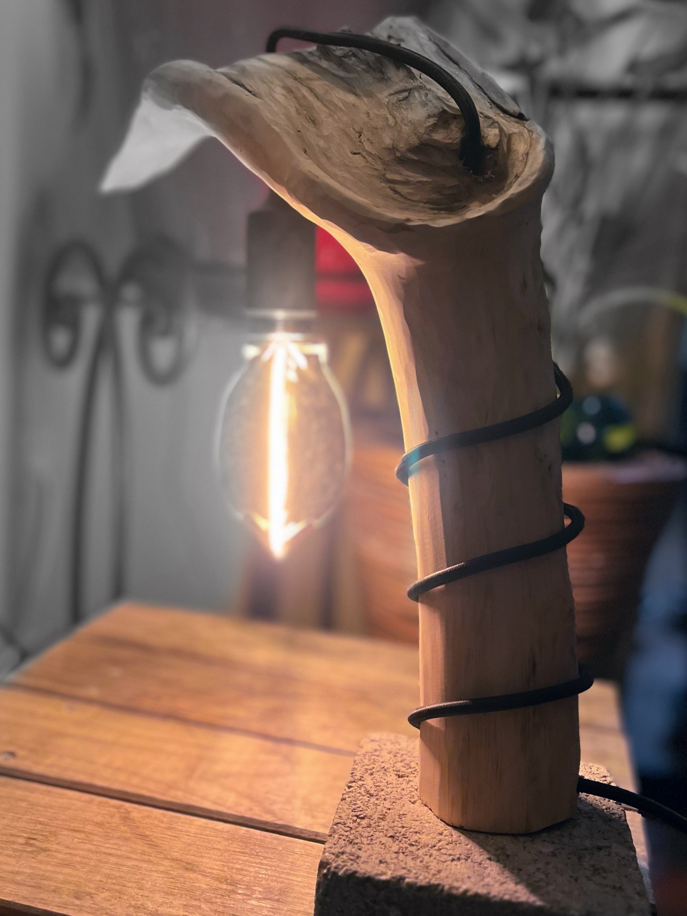 Lampe à poser artisanale en bois naturel – Luminaire design organique – Lampe décorative bohème, création unique