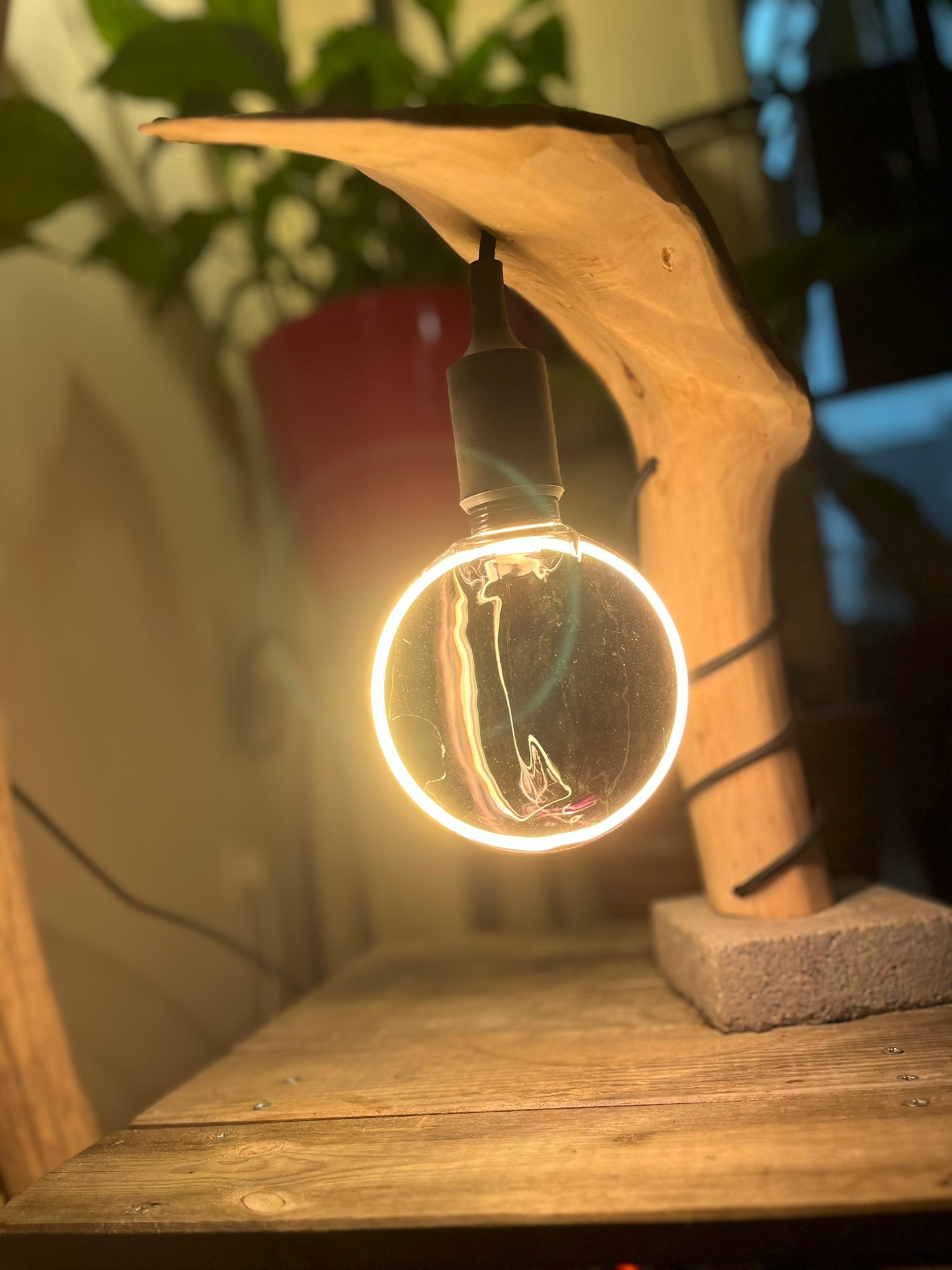 Lampe à poser artisanale en bois naturel – Luminaire design organique – Lampe décorative bohème, création unique