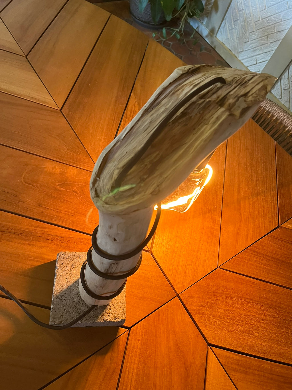 Lampe à poser artisanale en bois naturel – Luminaire design organique – Lampe décorative bohème, création unique