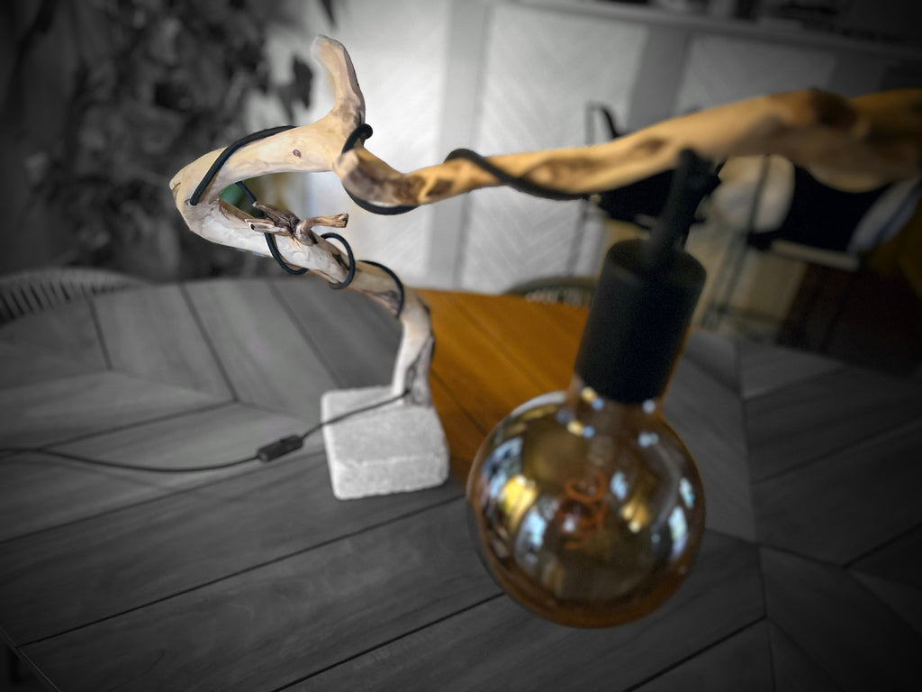 Lampe à poser en bois artisanale – Luminaire design naturel – Lampe décorative en bois sculpté, pièce unique