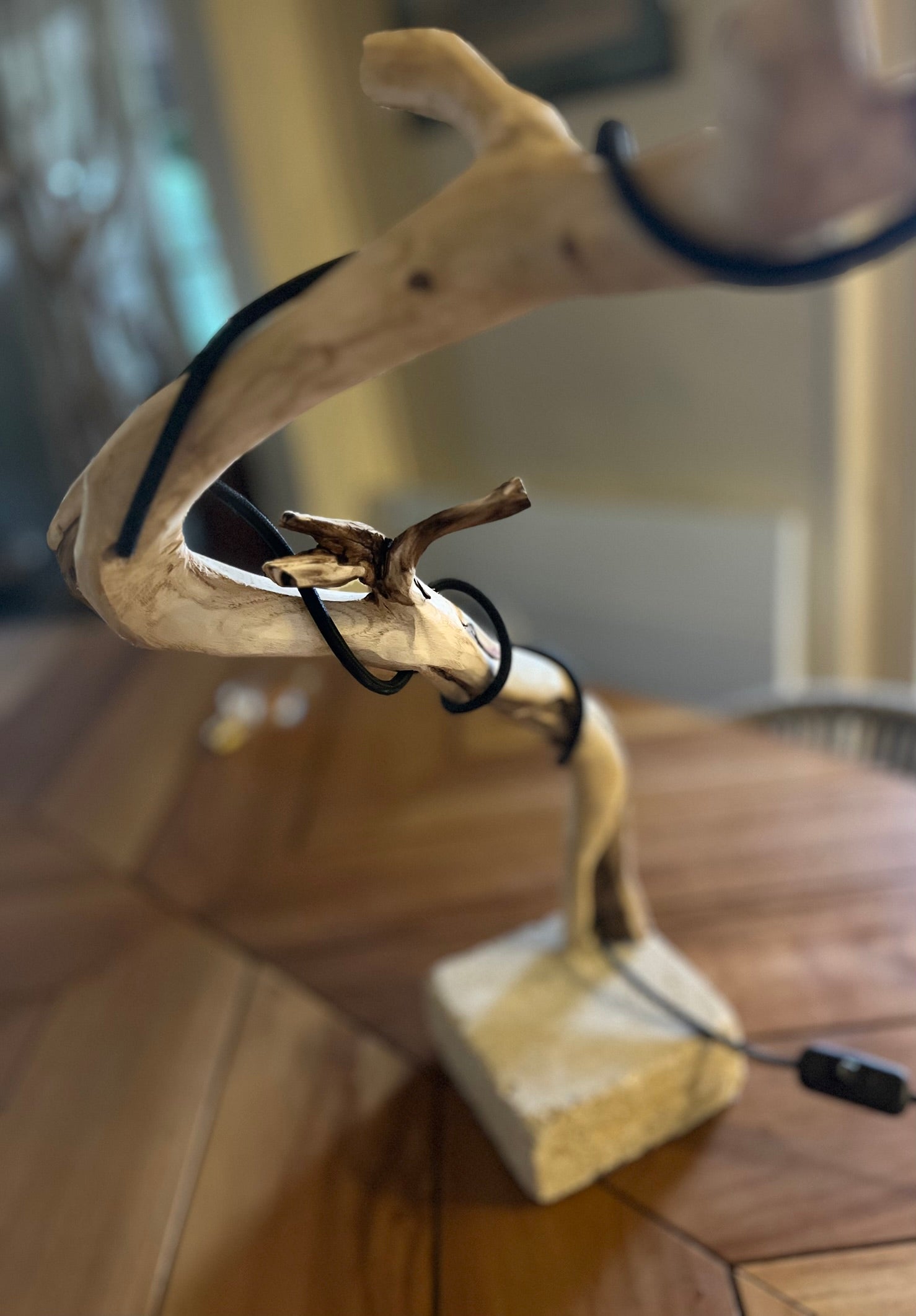 Lampe à poser en bois artisanale – Luminaire design naturel – Lampe décorative en bois sculpté, pièce unique