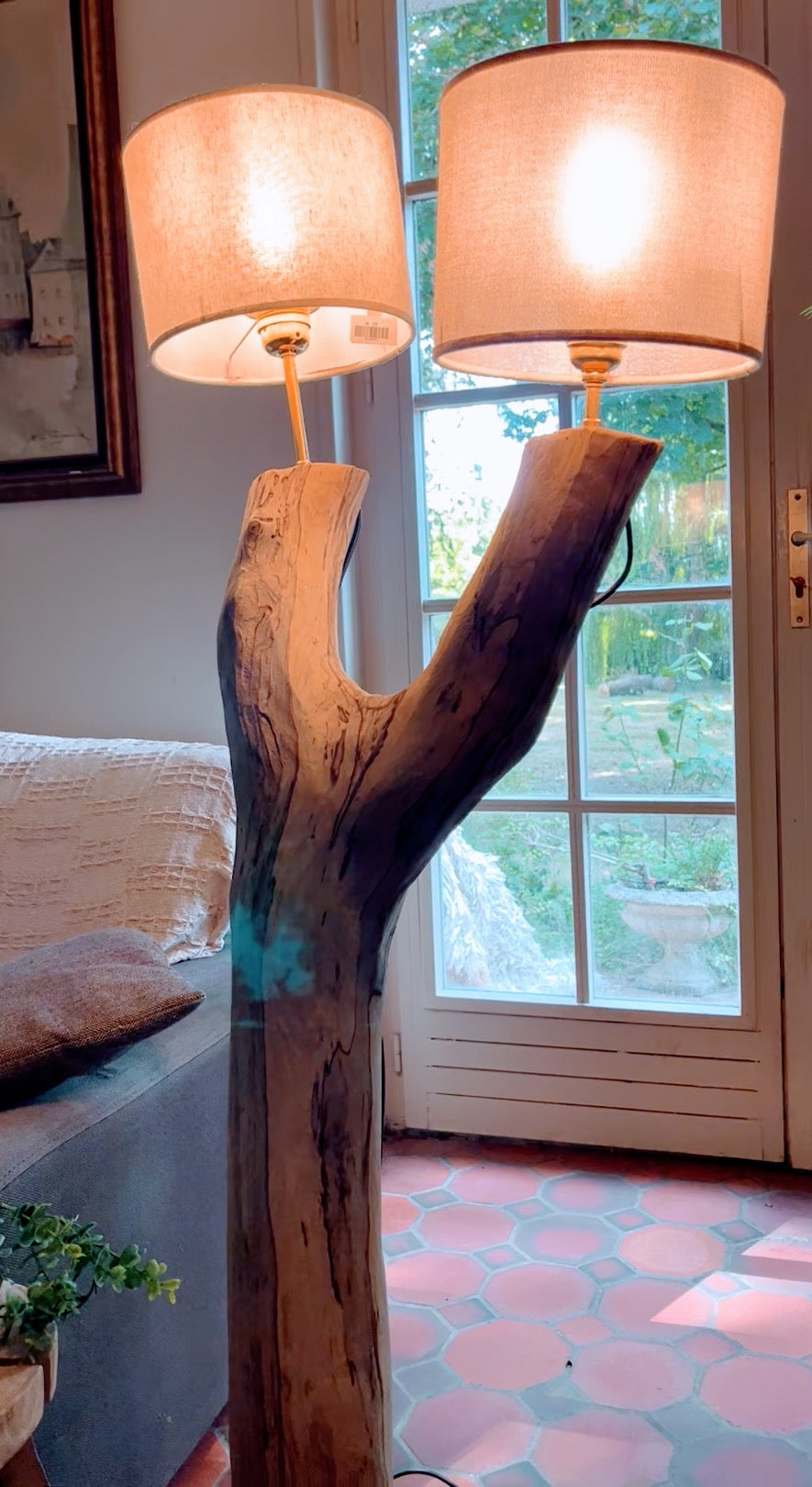Lampadaire double en bois naturel artisanal – Luminaire design avec abat-jours – Sculpture lumineuse rustique chic, pièce unique