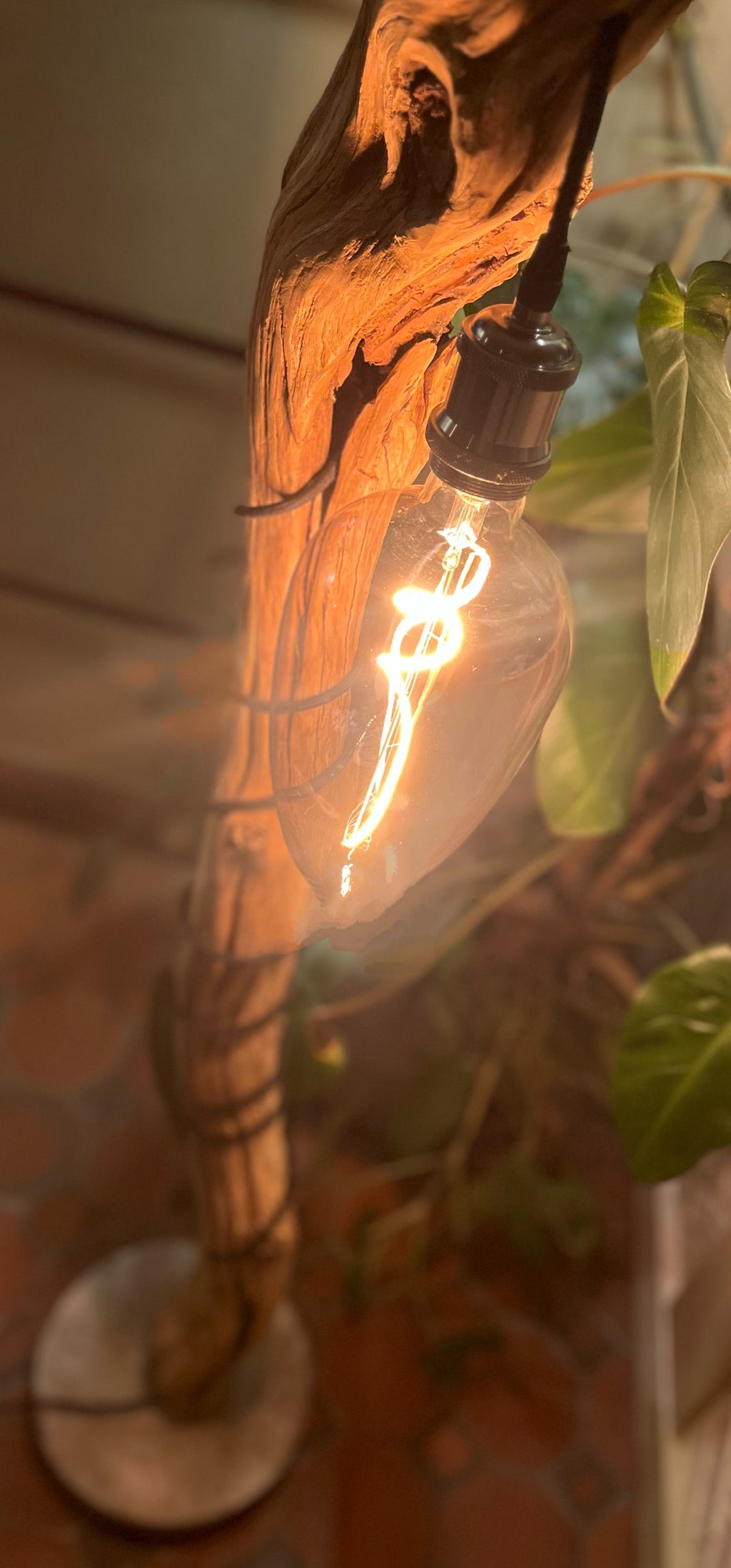 Lampadaire en bois flotté artisanal – Sculpture lumineuse naturelle – Luminaire design bohème chic, pièce unique