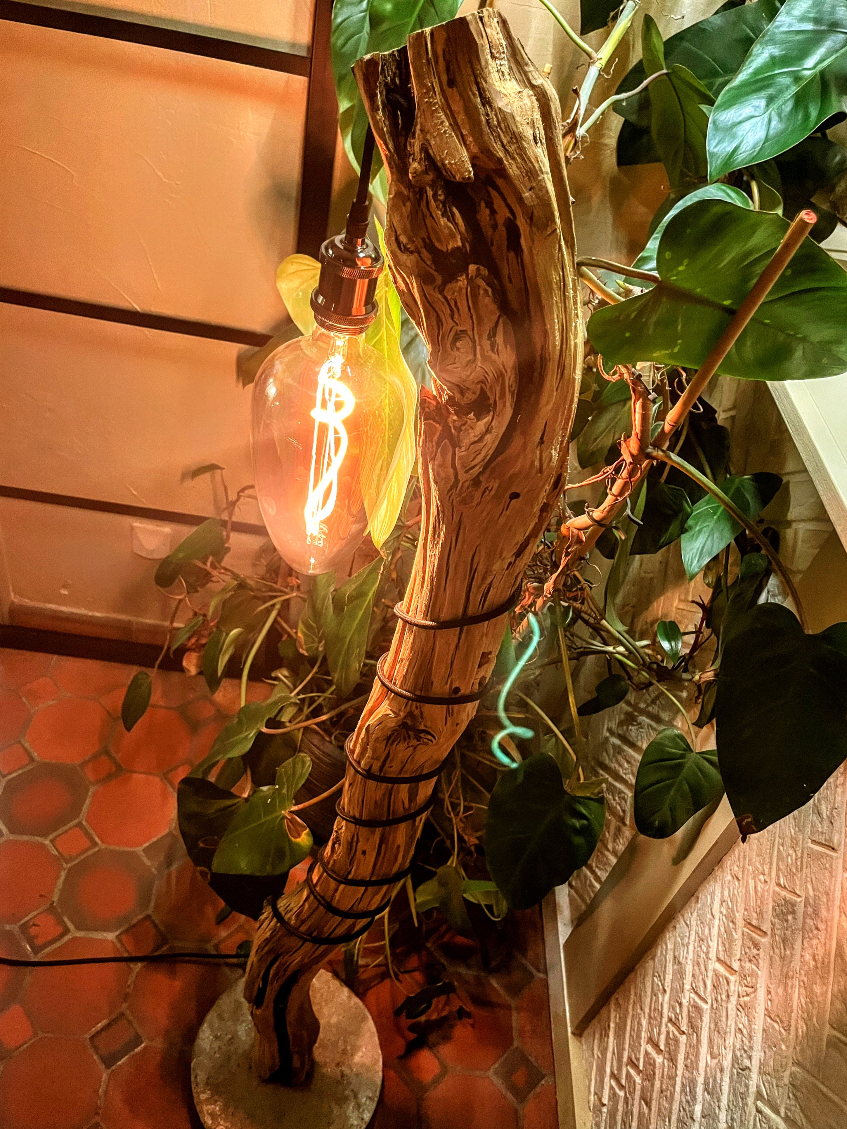 Lampadaire en bois flotté artisanal – Sculpture lumineuse naturelle – Luminaire design bohème chic, pièce unique