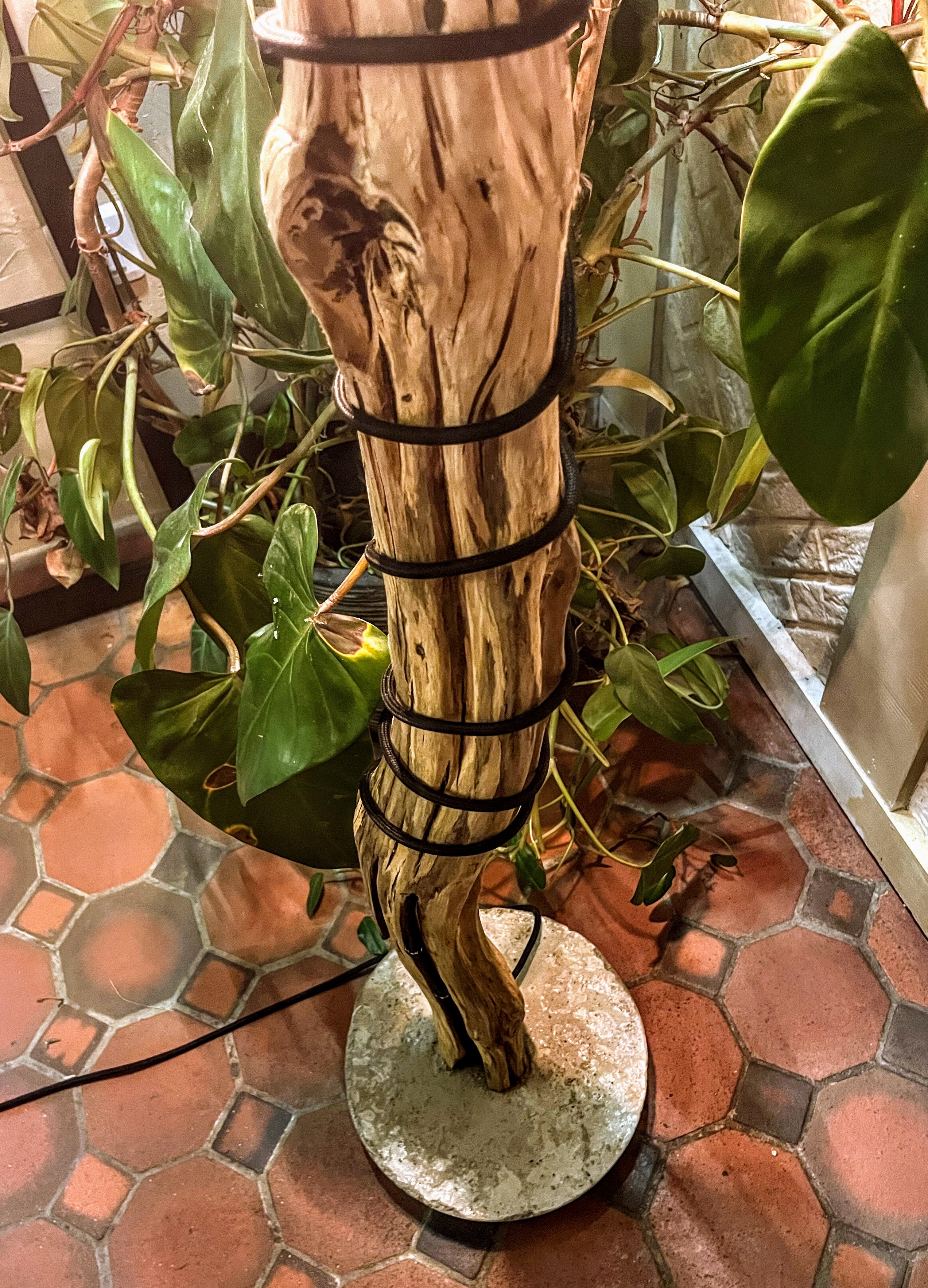 Lampadaire en bois flotté artisanal – Sculpture lumineuse naturelle – Luminaire design bohème chic, pièce unique