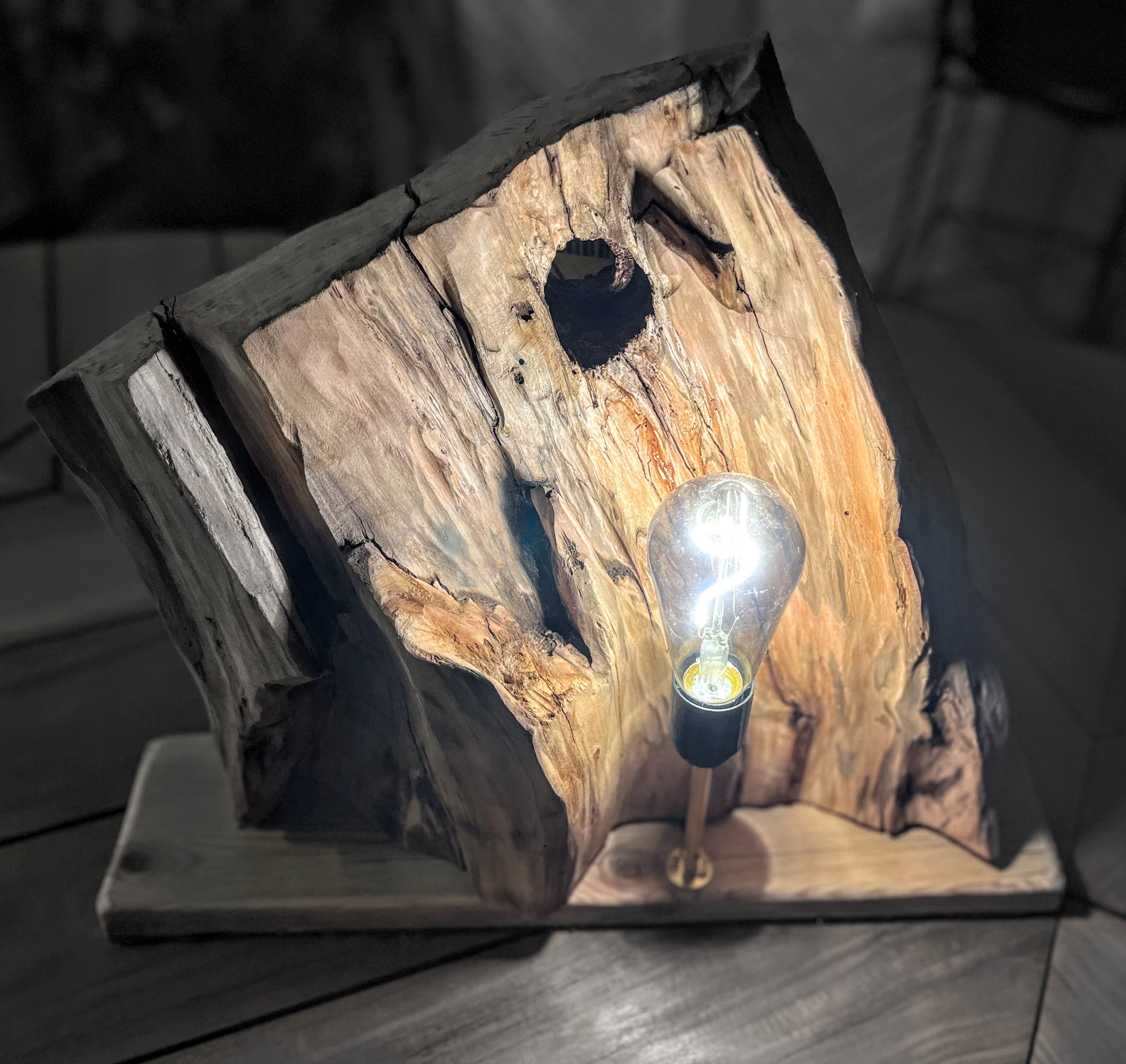 Lampe en bois massif – Luminaire design naturel fait main – Lampe à poser artisanale unique