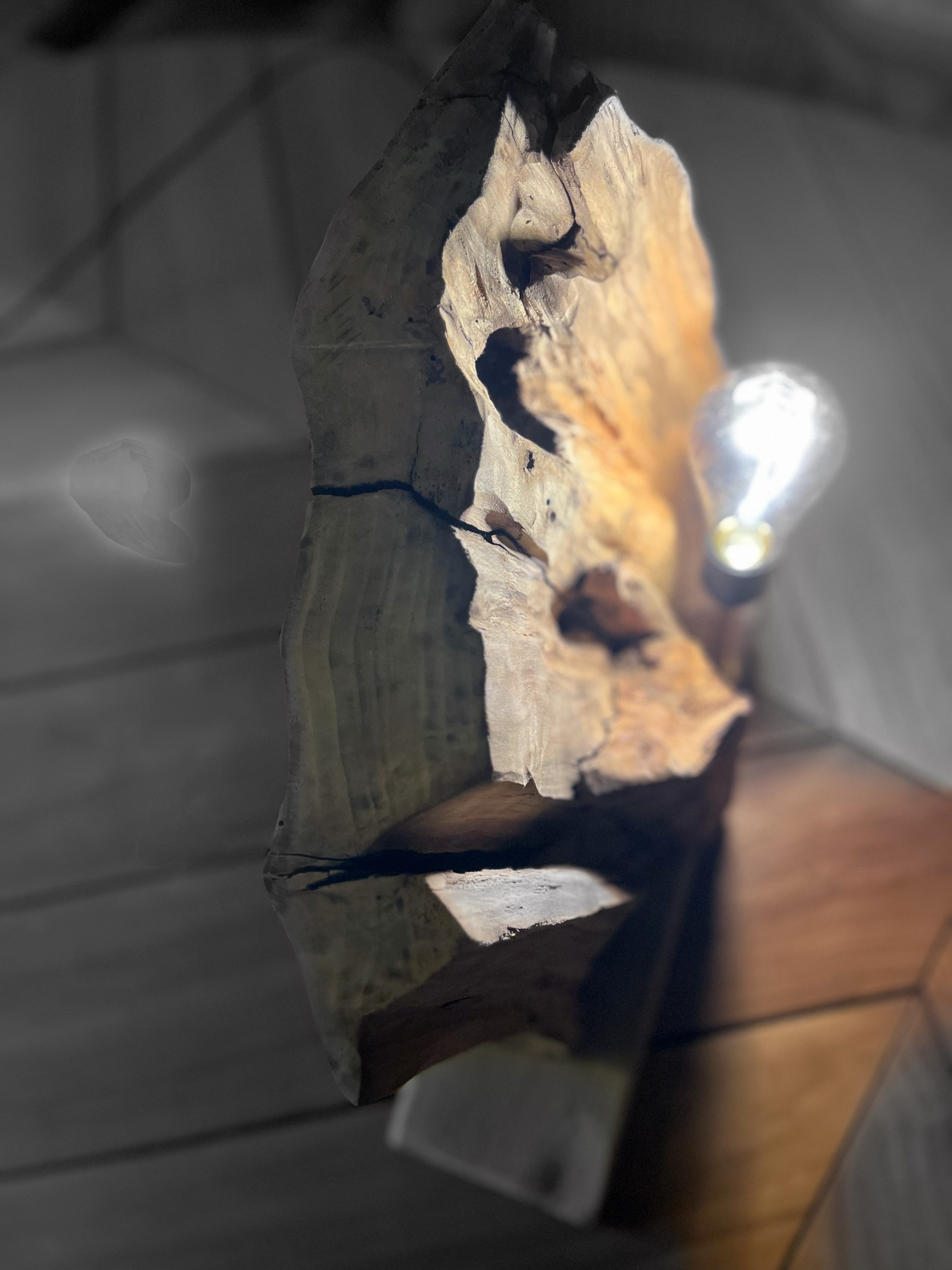 Lampe en bois massif – Luminaire design naturel fait main – Lampe à poser artisanale unique