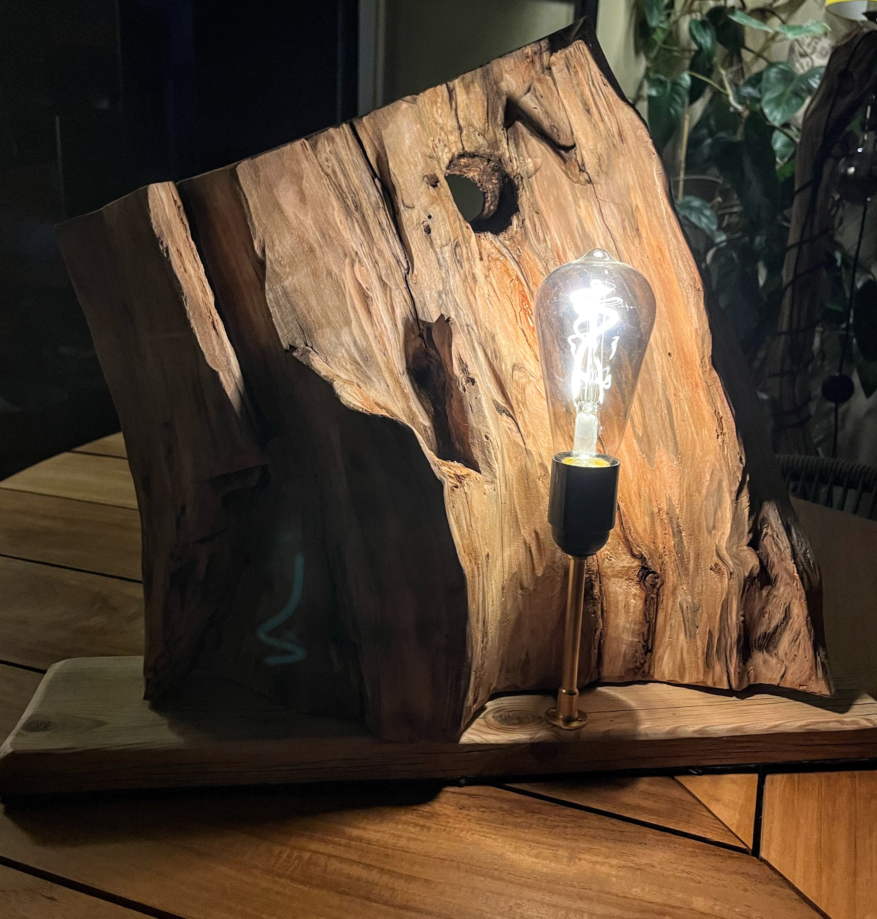 Lampe en bois massif – Luminaire design naturel fait main – Lampe à poser artisanale unique