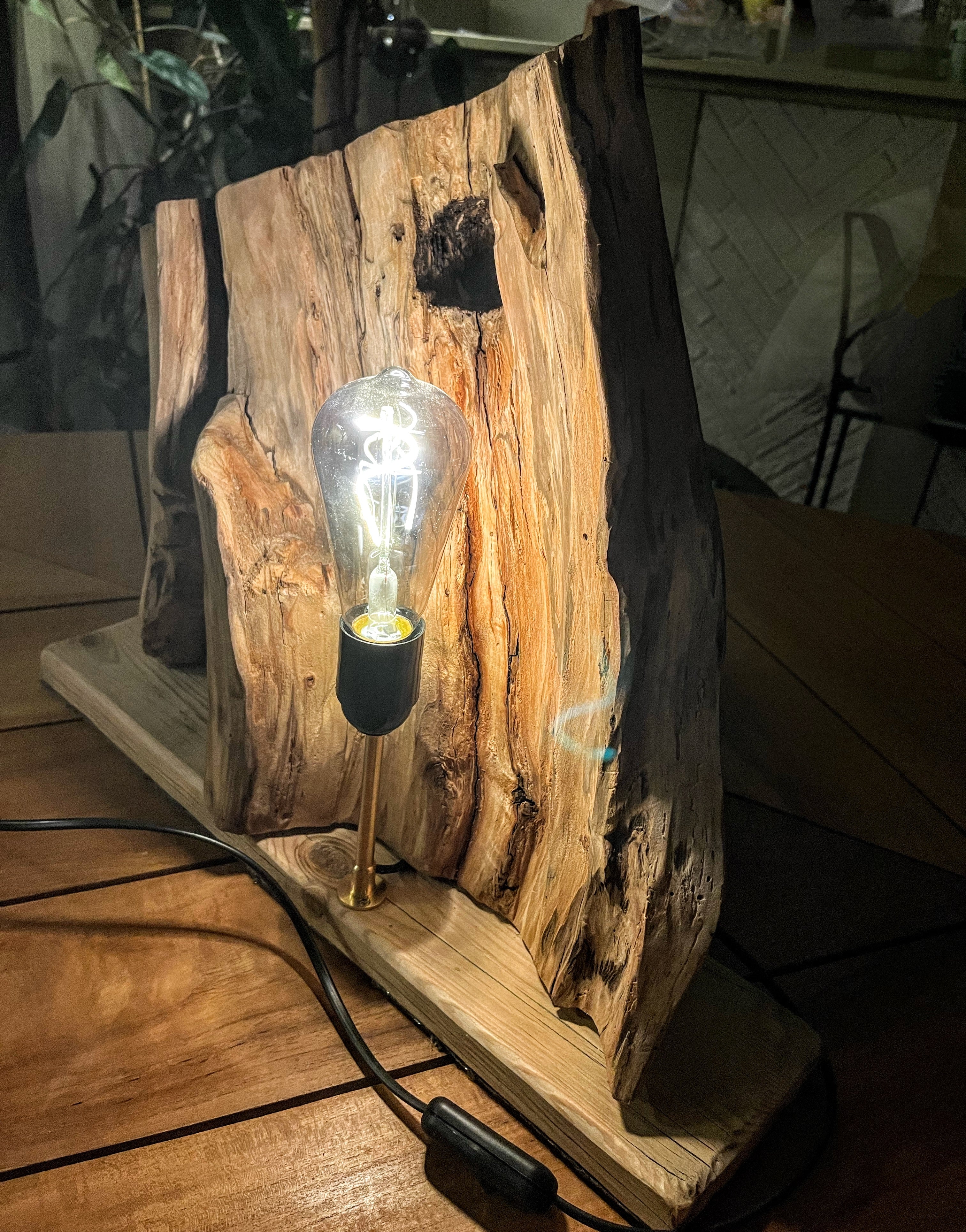 Lampe en bois massif – Luminaire design naturel fait main – Lampe à poser artisanale unique