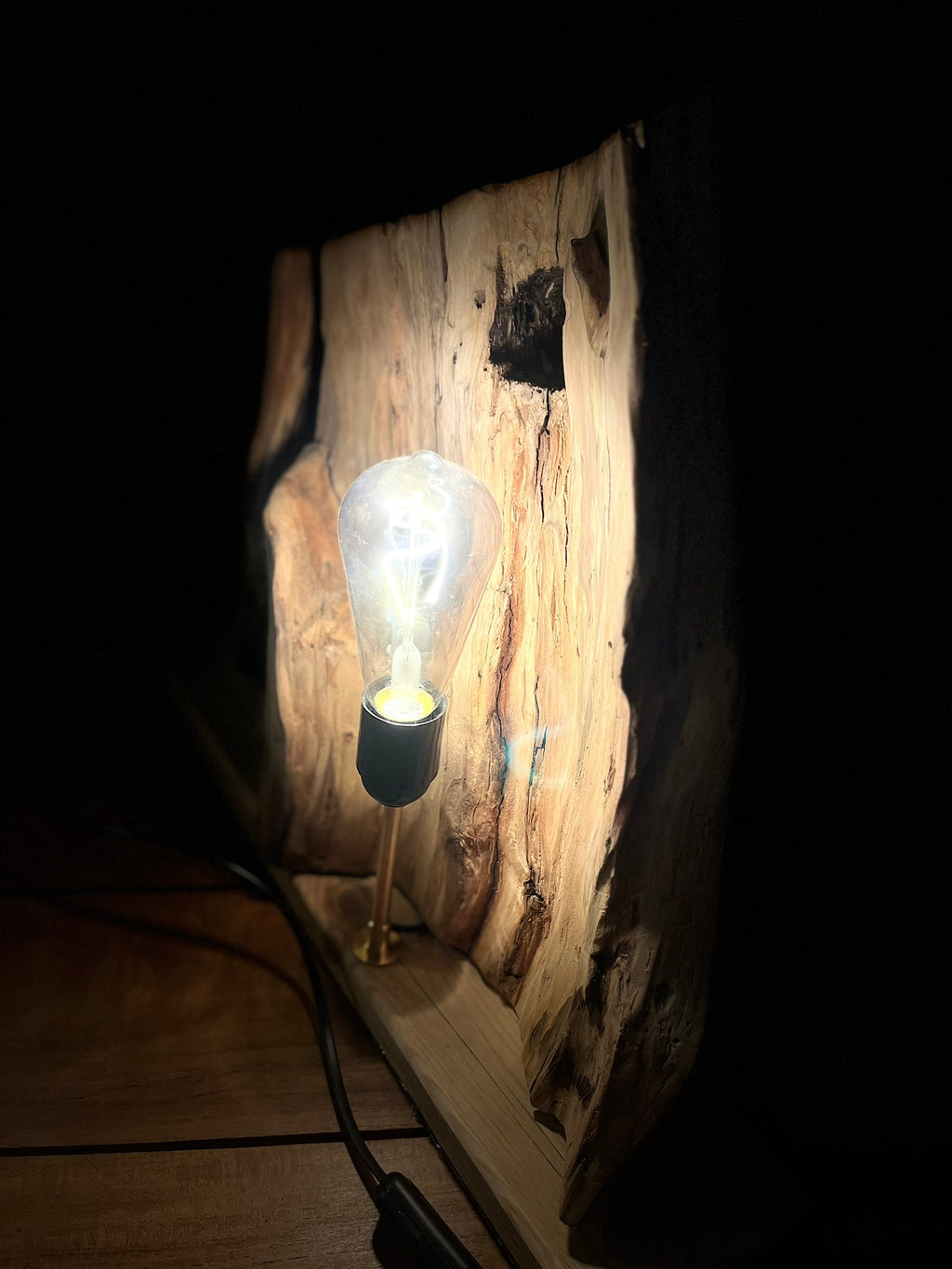 Lampe en bois massif – Luminaire design naturel fait main – Lampe à poser artisanale unique