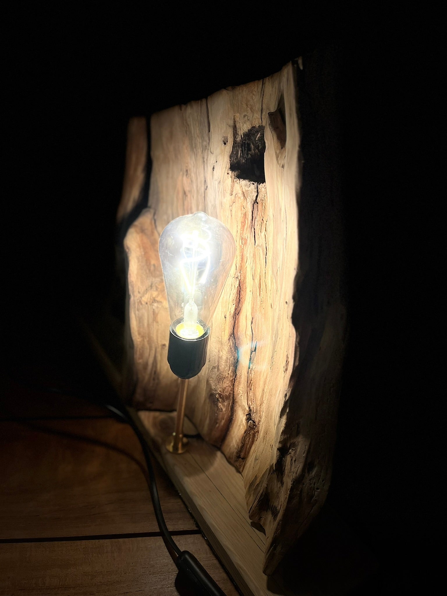 Lampe en bois massif – Luminaire design naturel fait main – Lampe à poser artisanale unique