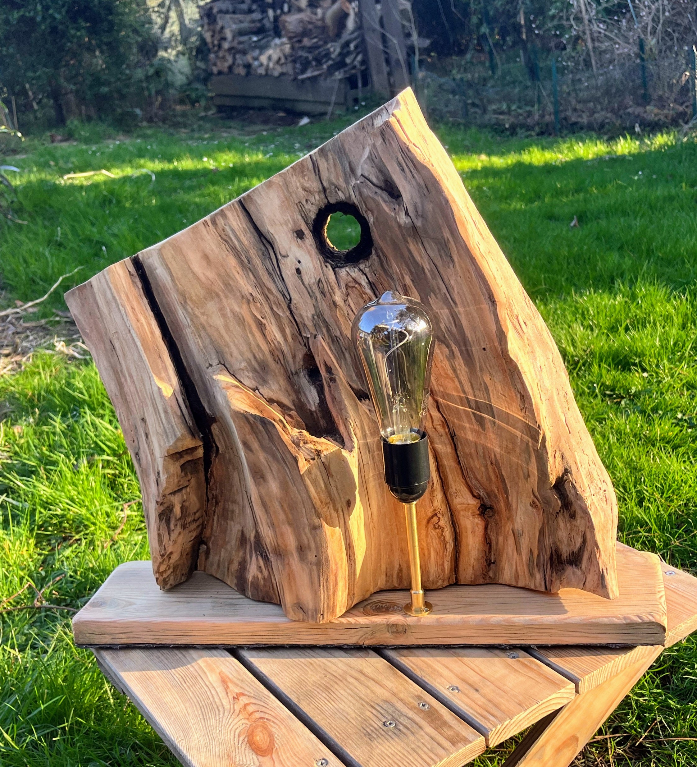 Lampe en bois massif – Luminaire design naturel fait main – Lampe à poser artisanale unique