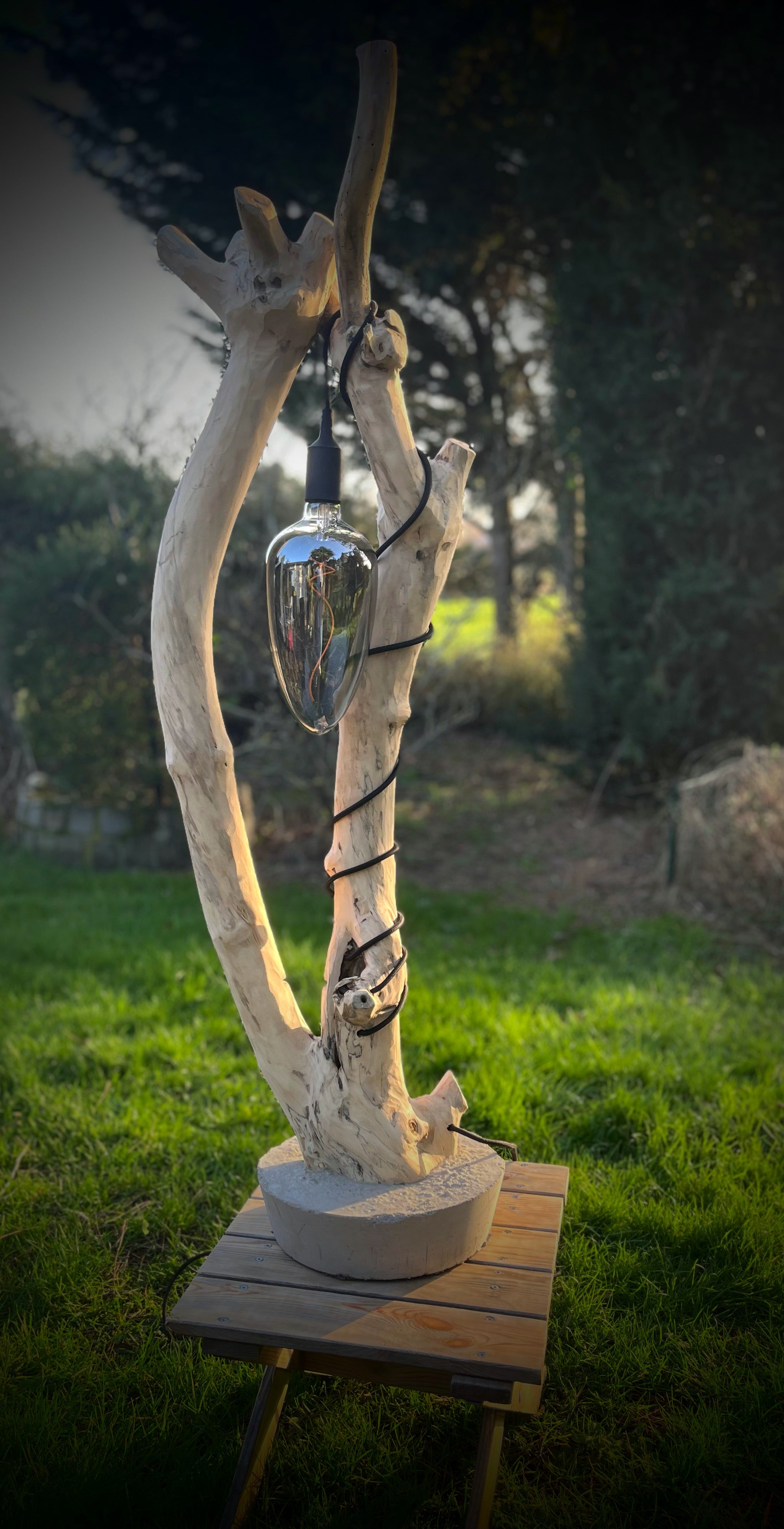 Lampadaire en bois artisanal – Sculpture lumineuse naturelle – Luminaire design bohème, pièce unique