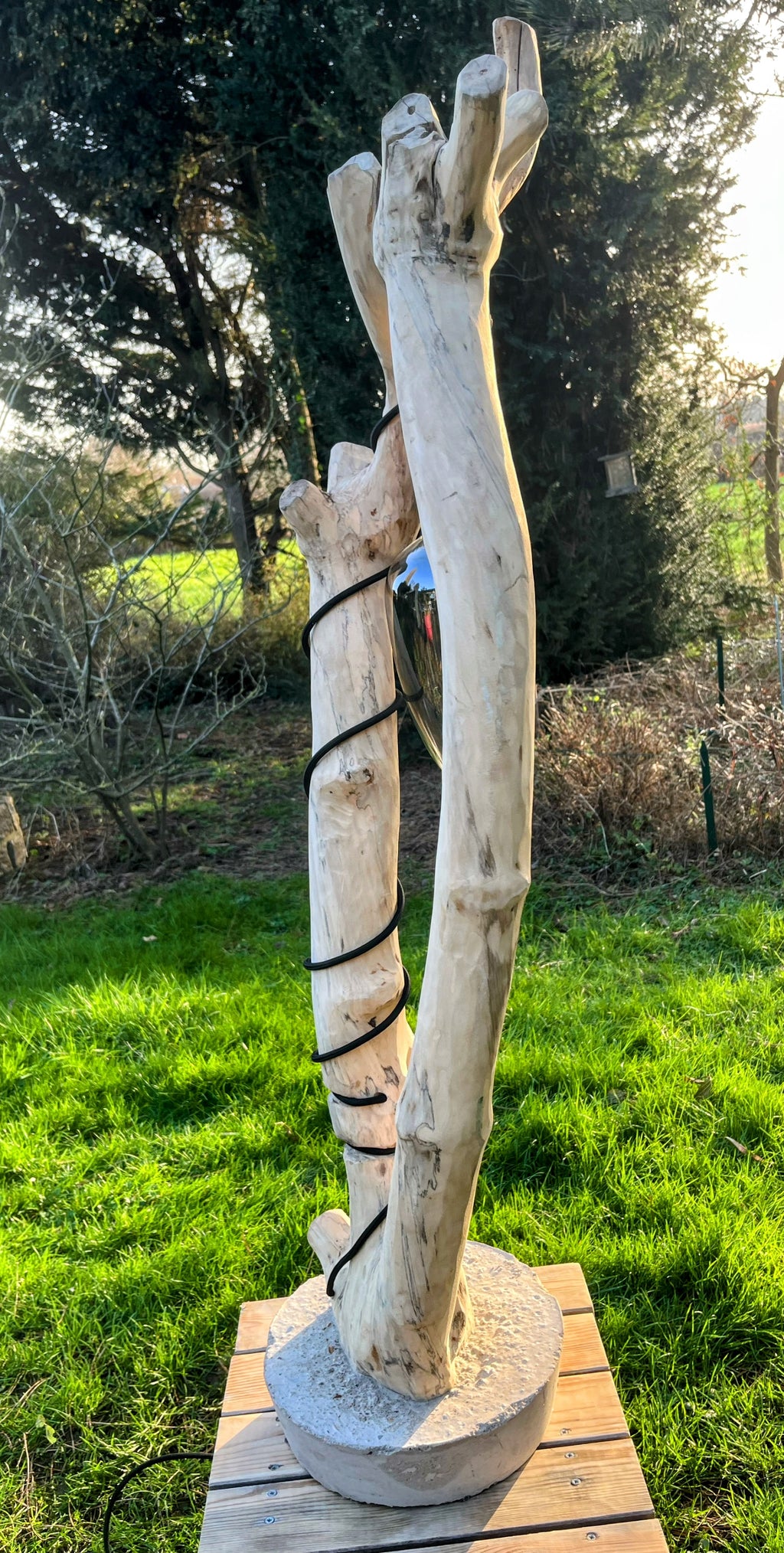 Lampadaire en bois artisanal – Sculpture lumineuse naturelle – Luminaire design bohème, pièce unique
