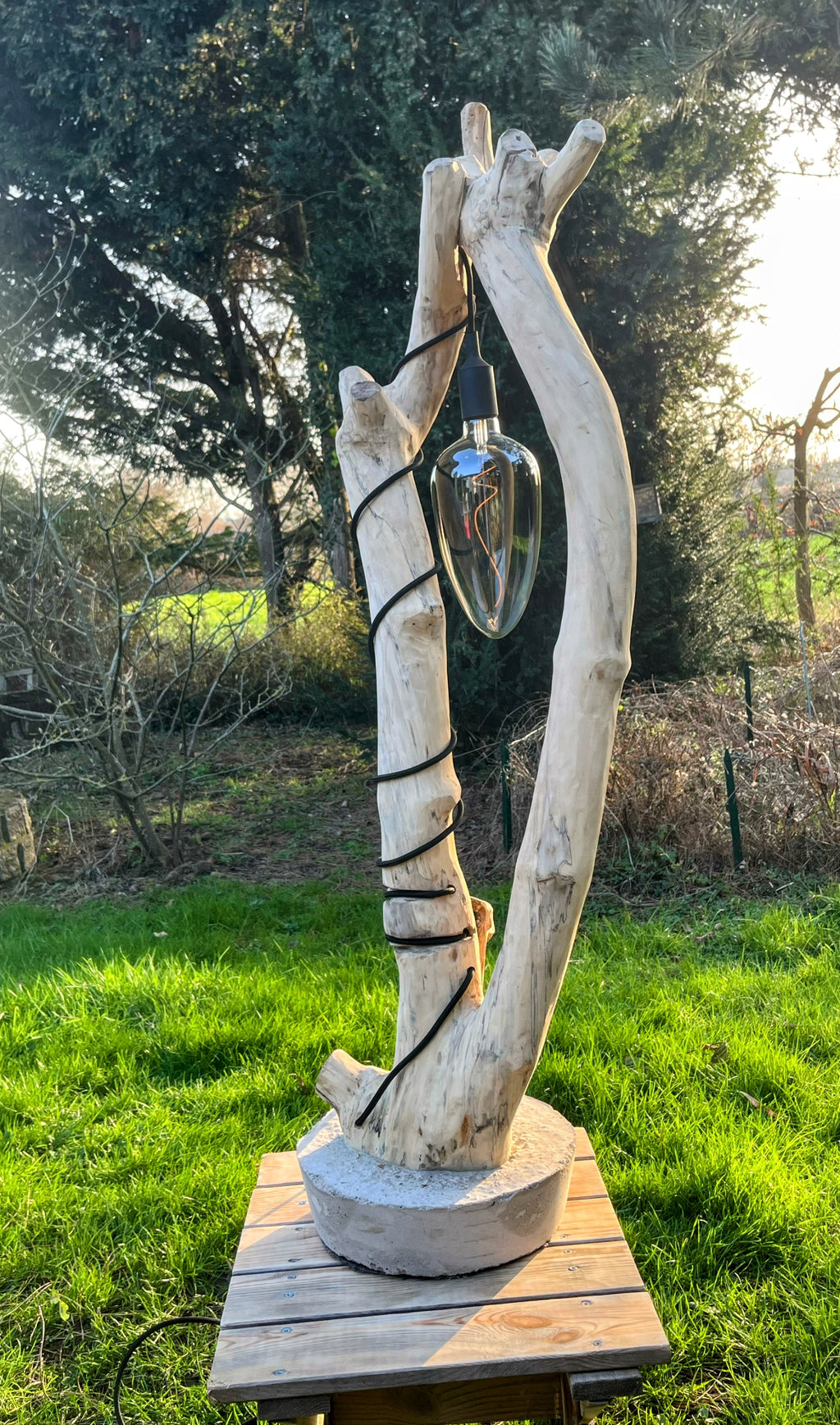 Lampadaire en bois artisanal – Sculpture lumineuse naturelle – Luminaire design bohème, pièce unique