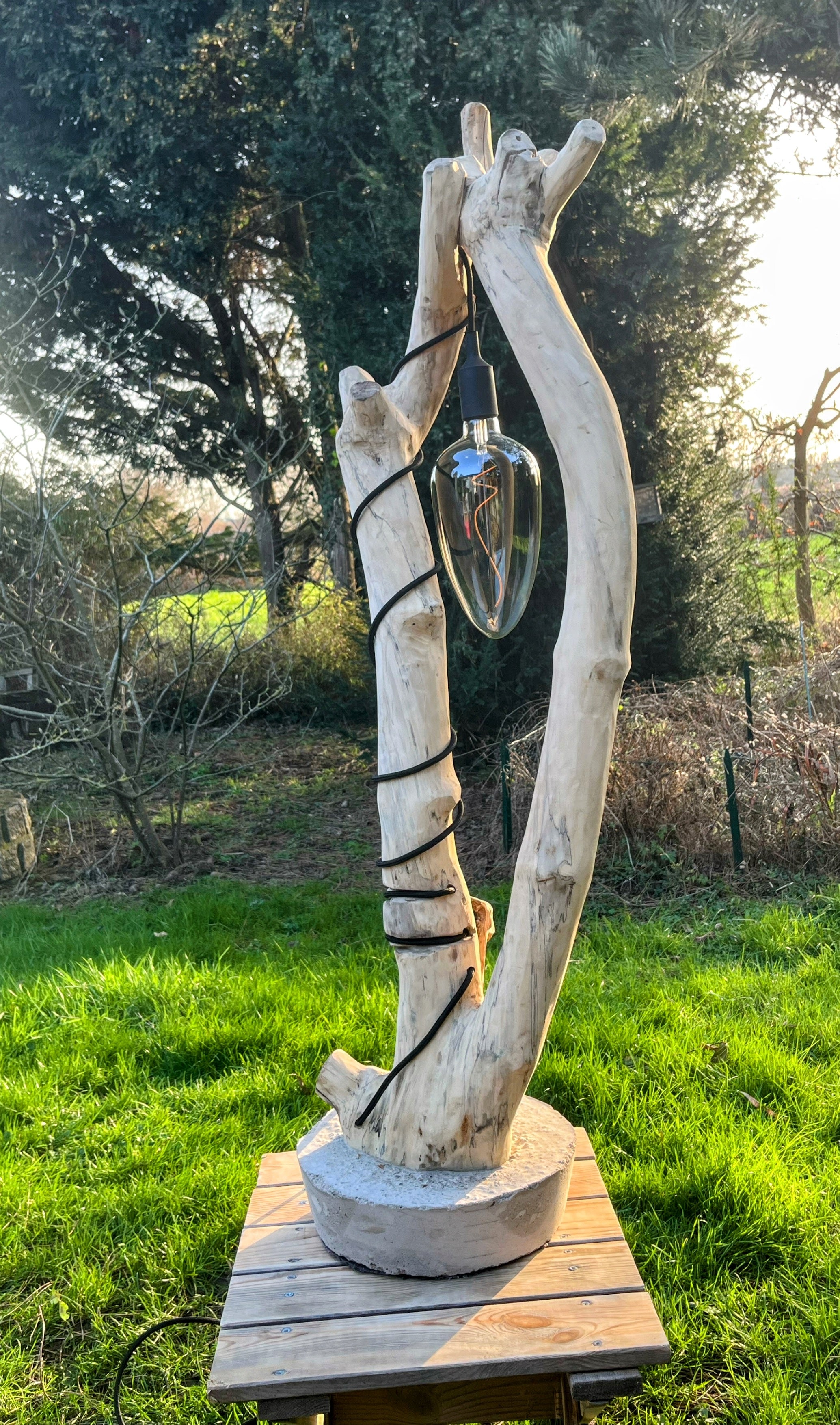 Lampadaire en bois artisanal – Sculpture lumineuse naturelle – Luminaire design bohème, pièce unique