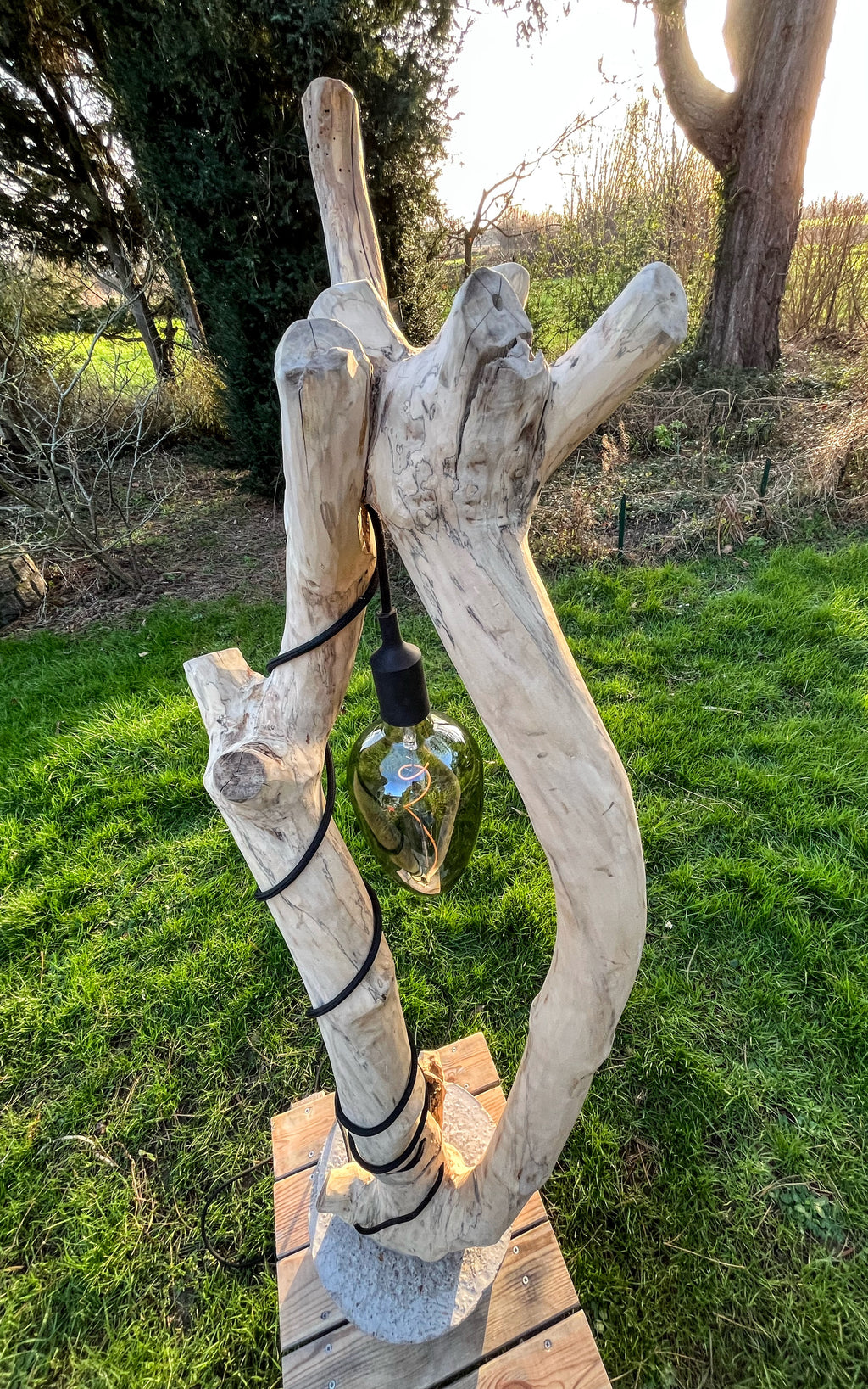 Lampadaire en bois artisanal – Sculpture lumineuse naturelle – Luminaire design bohème, pièce unique