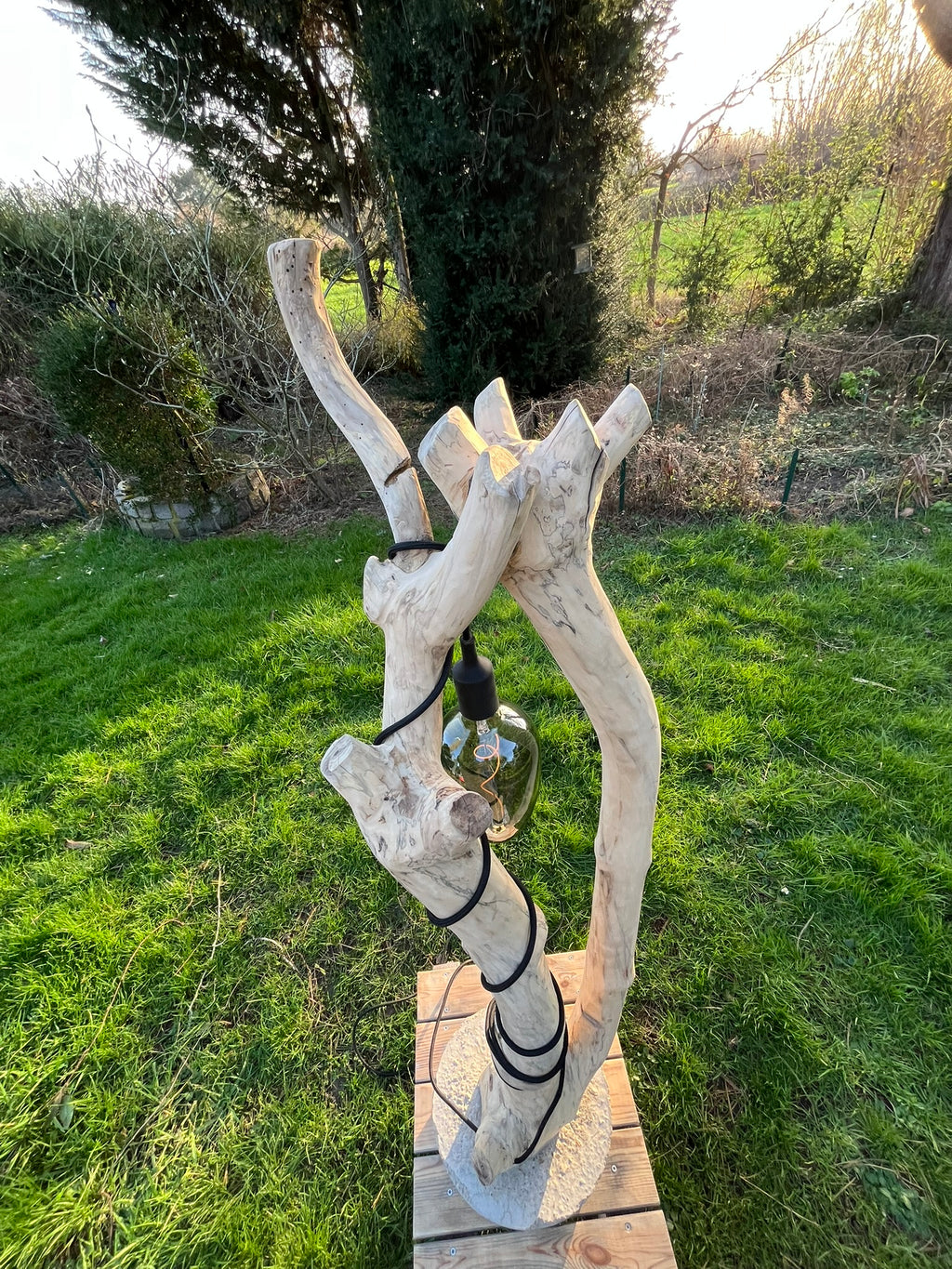 Lampadaire en bois artisanal – Sculpture lumineuse naturelle – Luminaire design bohème, pièce unique