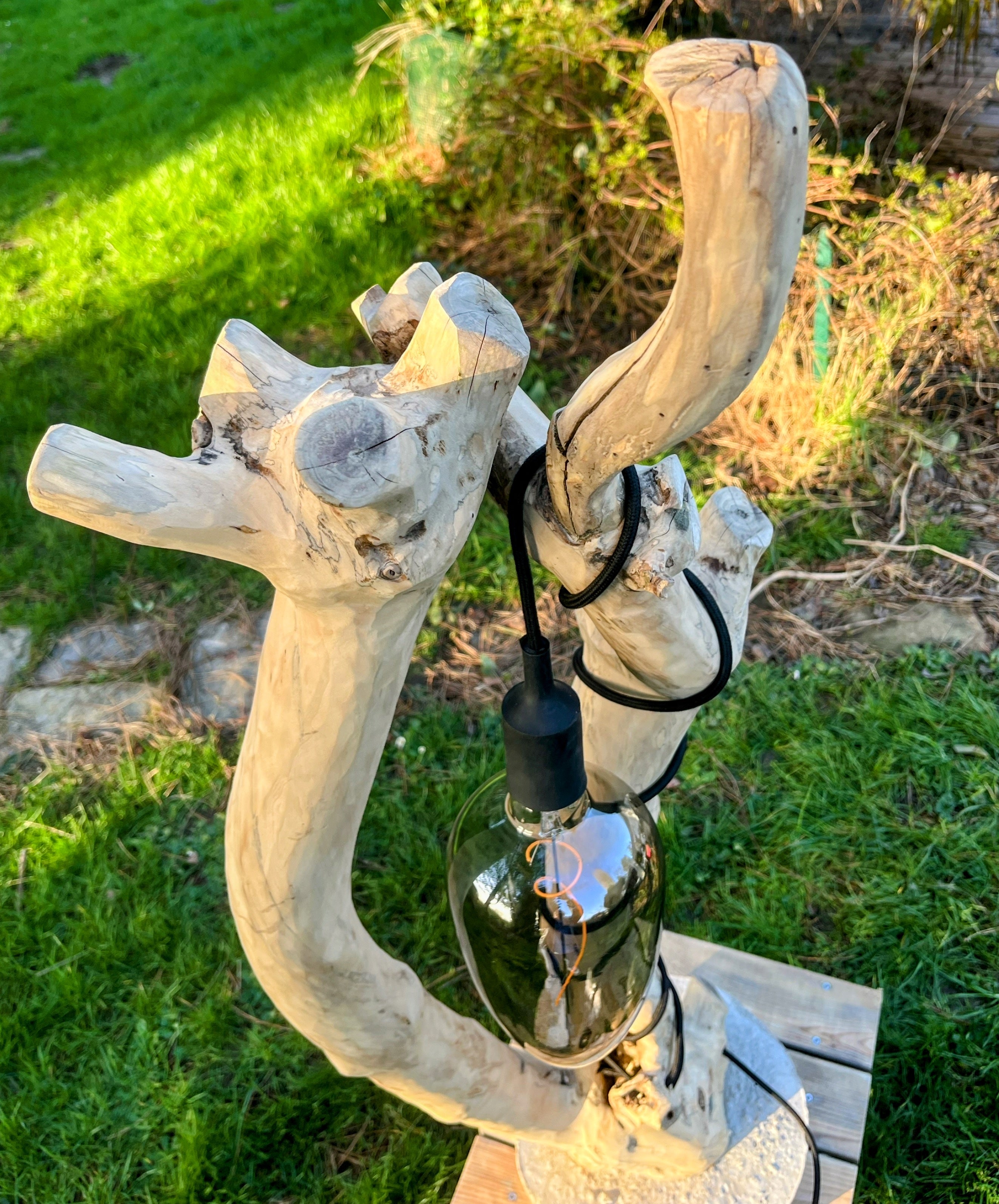 Lampadaire en bois artisanal – Sculpture lumineuse naturelle – Luminaire design bohème, pièce unique