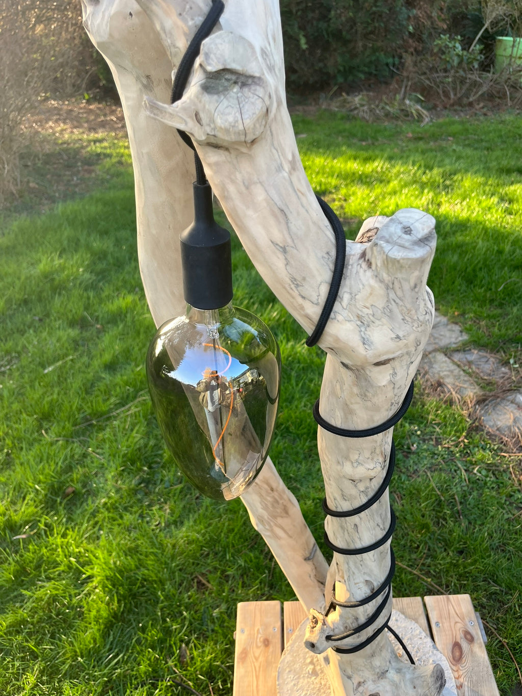 Lampadaire en bois artisanal – Sculpture lumineuse naturelle – Luminaire design bohème, pièce unique