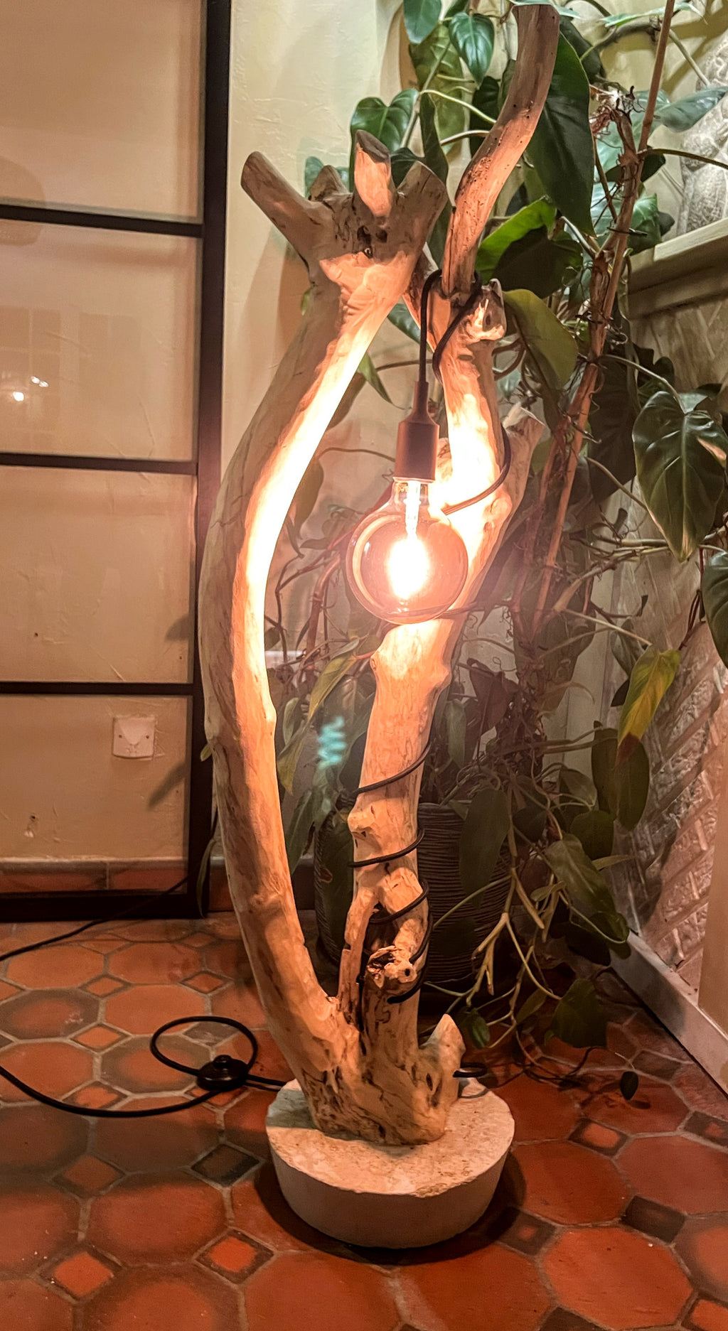 Lampadaire en bois artisanal – Sculpture lumineuse naturelle – Luminaire design bohème, pièce unique