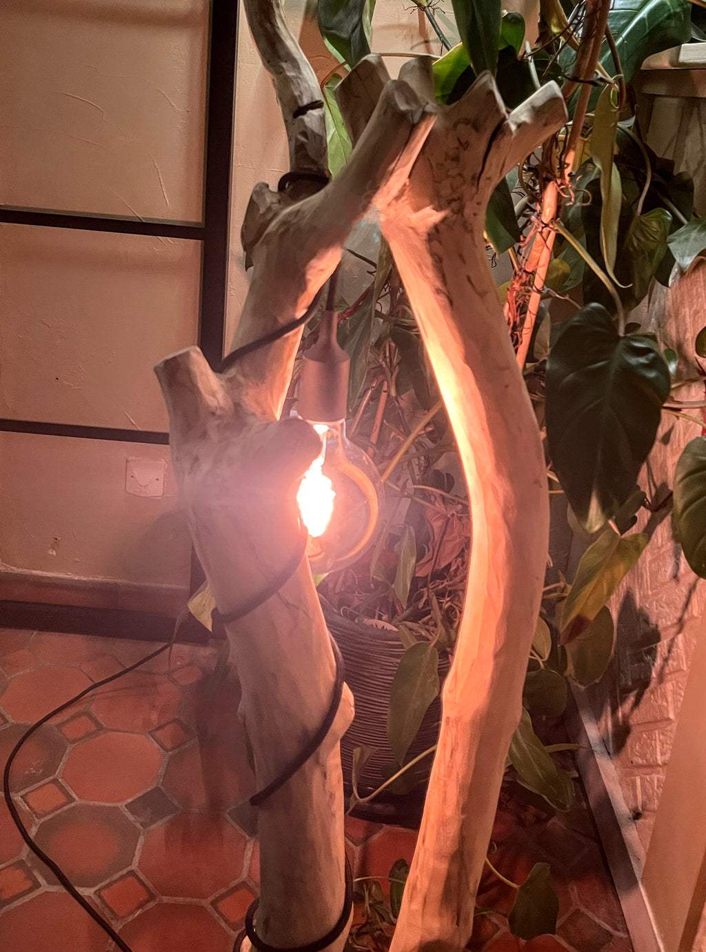 Lampadaire en bois artisanal – Sculpture lumineuse naturelle – Luminaire design bohème, pièce unique
