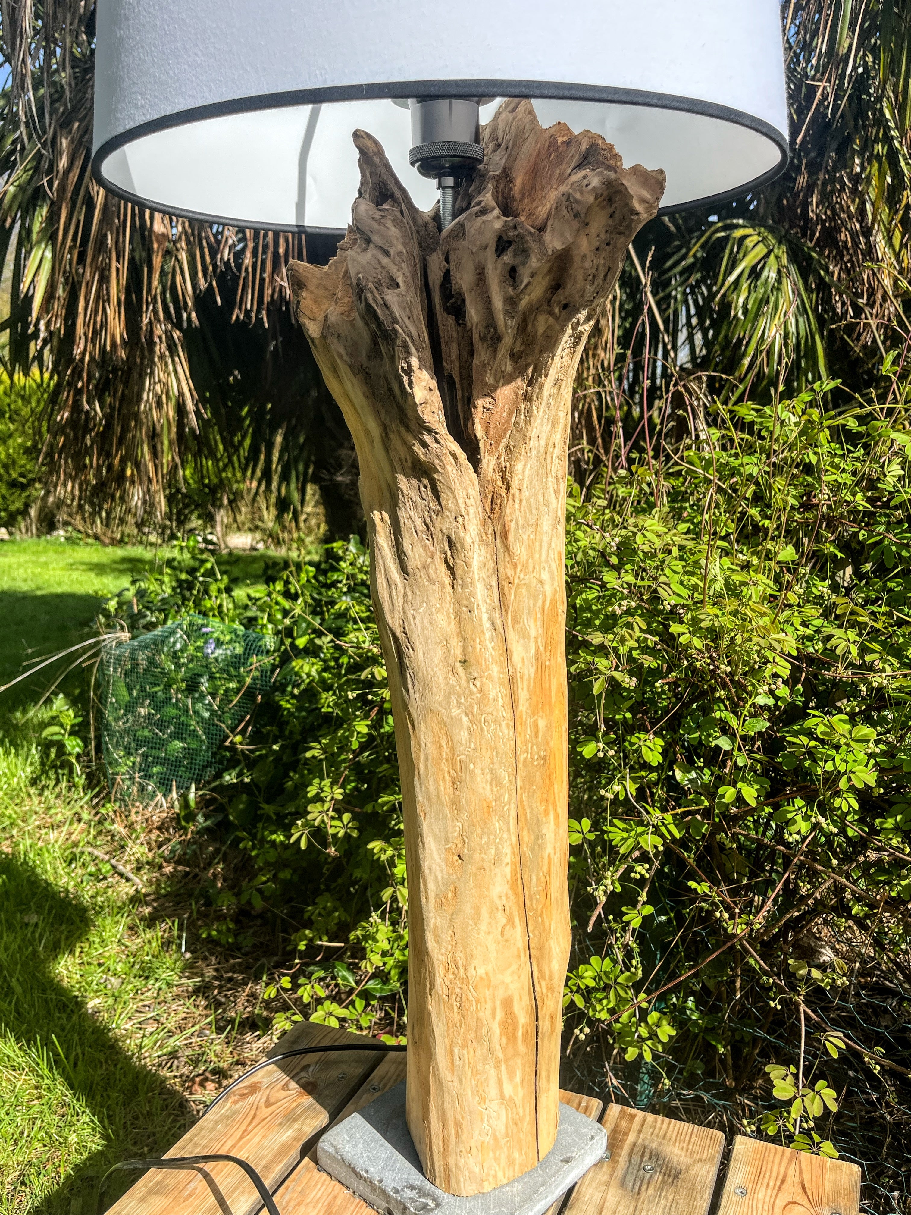 Lampe à poser artisanale en bois naturel avec abat-jour – Lampe design rustique chic – Luminaire décoratif pièce unique