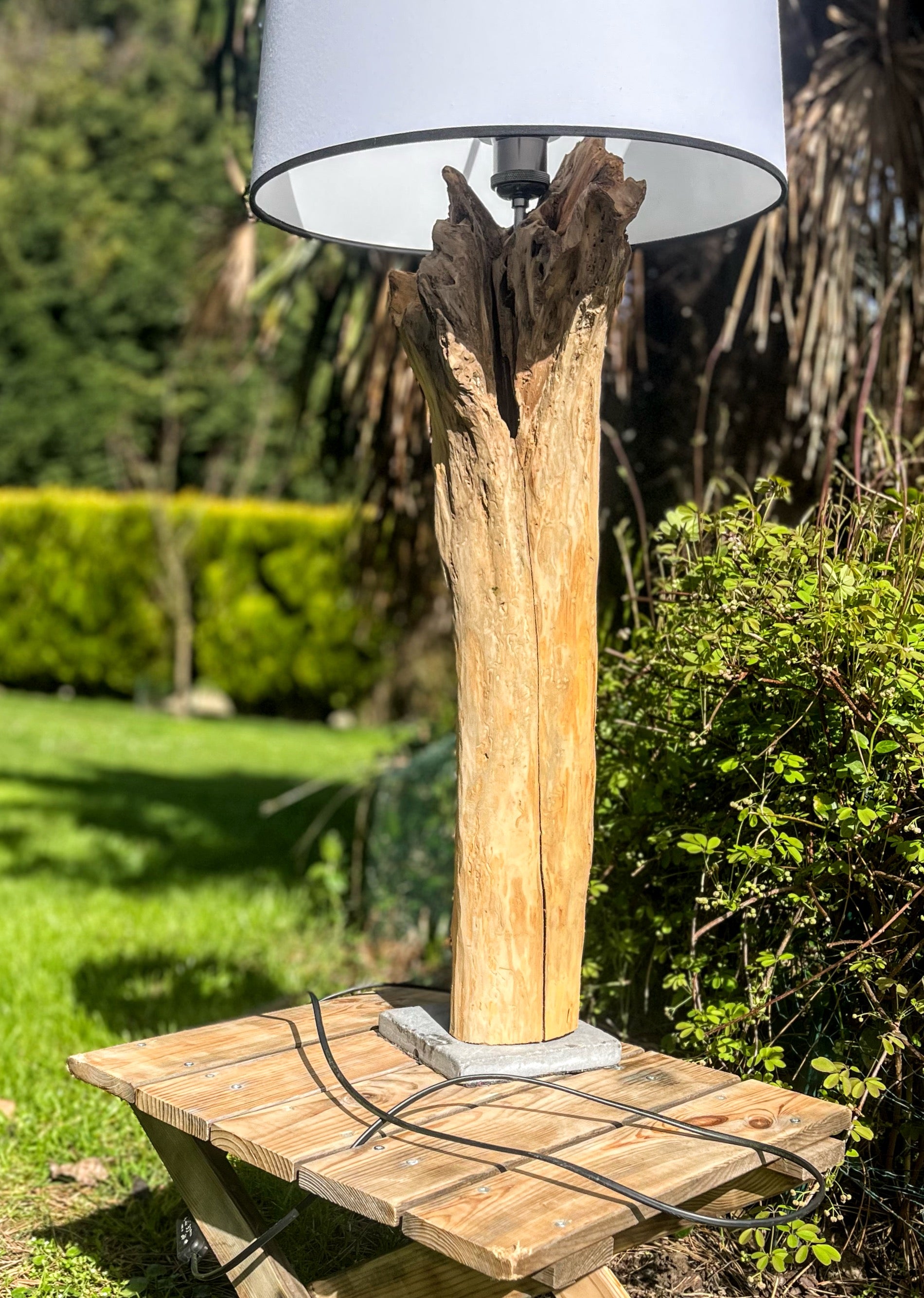 Lampe à poser artisanale en bois naturel avec abat-jour – Lampe design rustique chic – Luminaire décoratif pièce unique