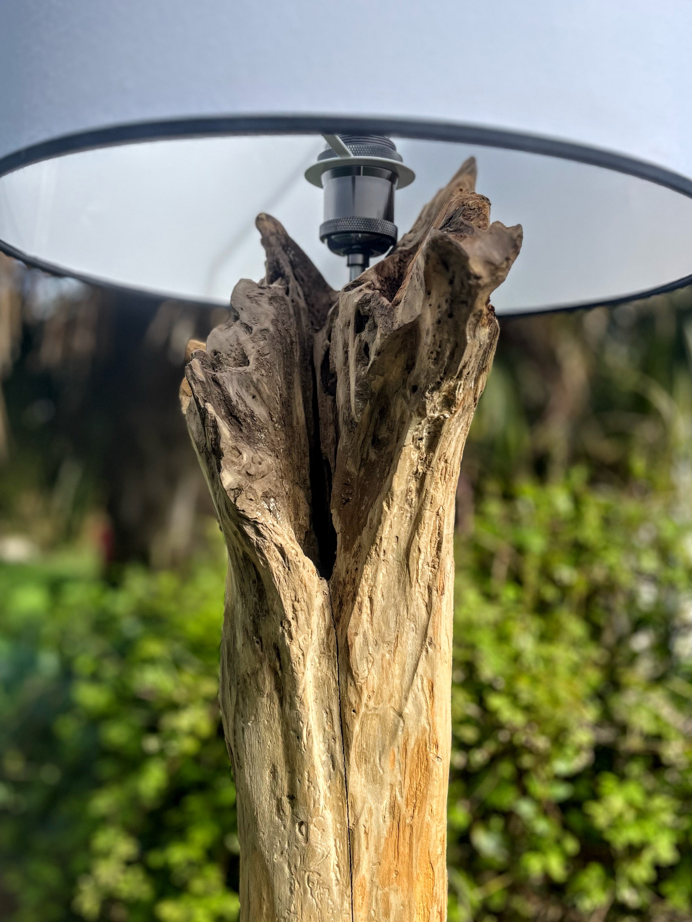 Lampe à poser artisanale en bois naturel avec abat-jour – Lampe design rustique chic – Luminaire décoratif pièce unique