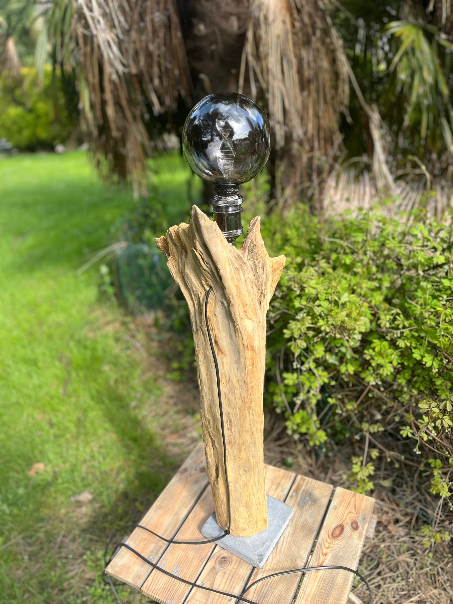 Lampe à poser artisanale en bois naturel avec abat-jour – Lampe design rustique chic – Luminaire décoratif pièce unique