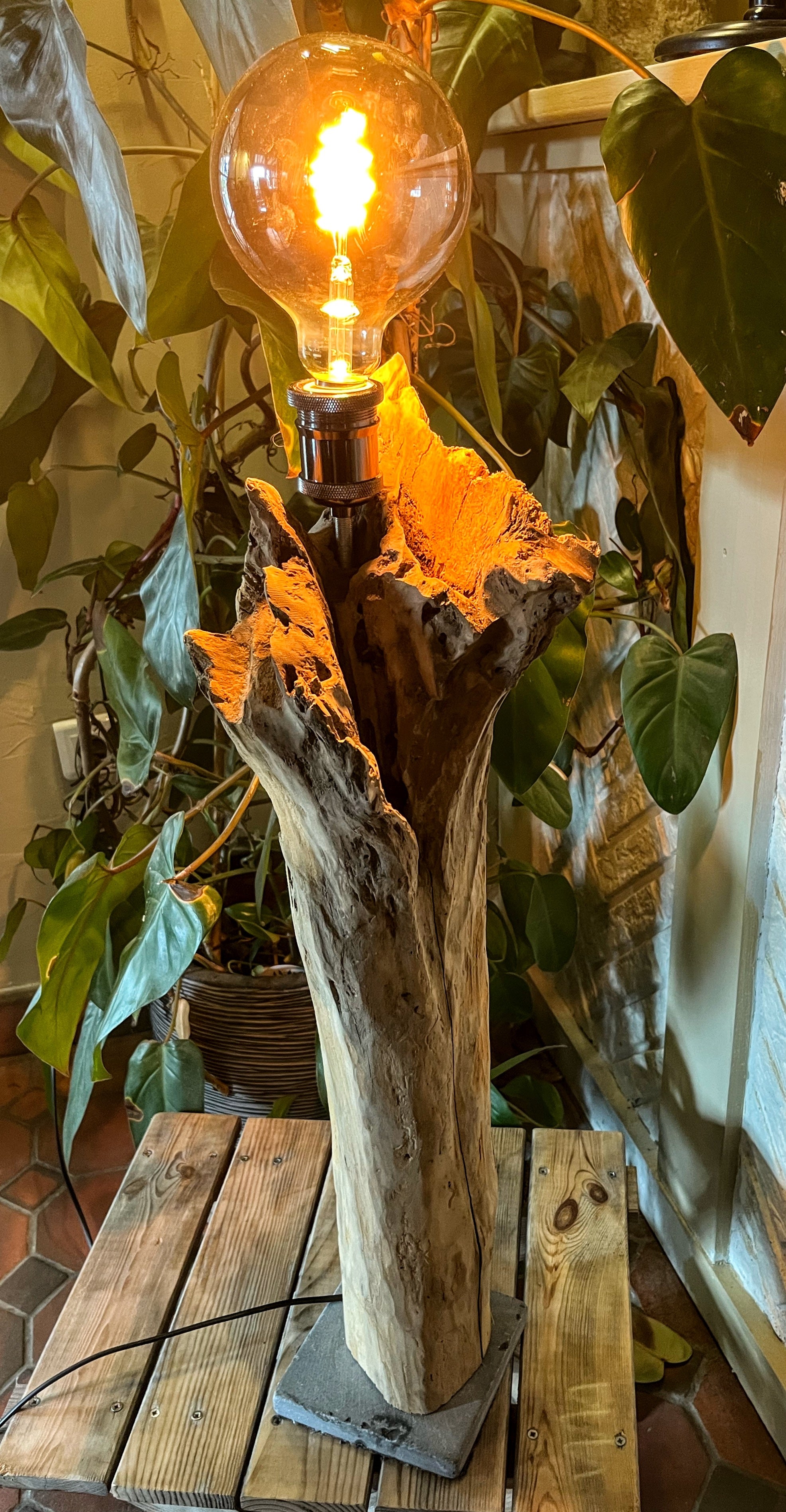 Lampe à poser artisanale en bois naturel avec abat-jour – Lampe design rustique chic – Luminaire décoratif pièce unique